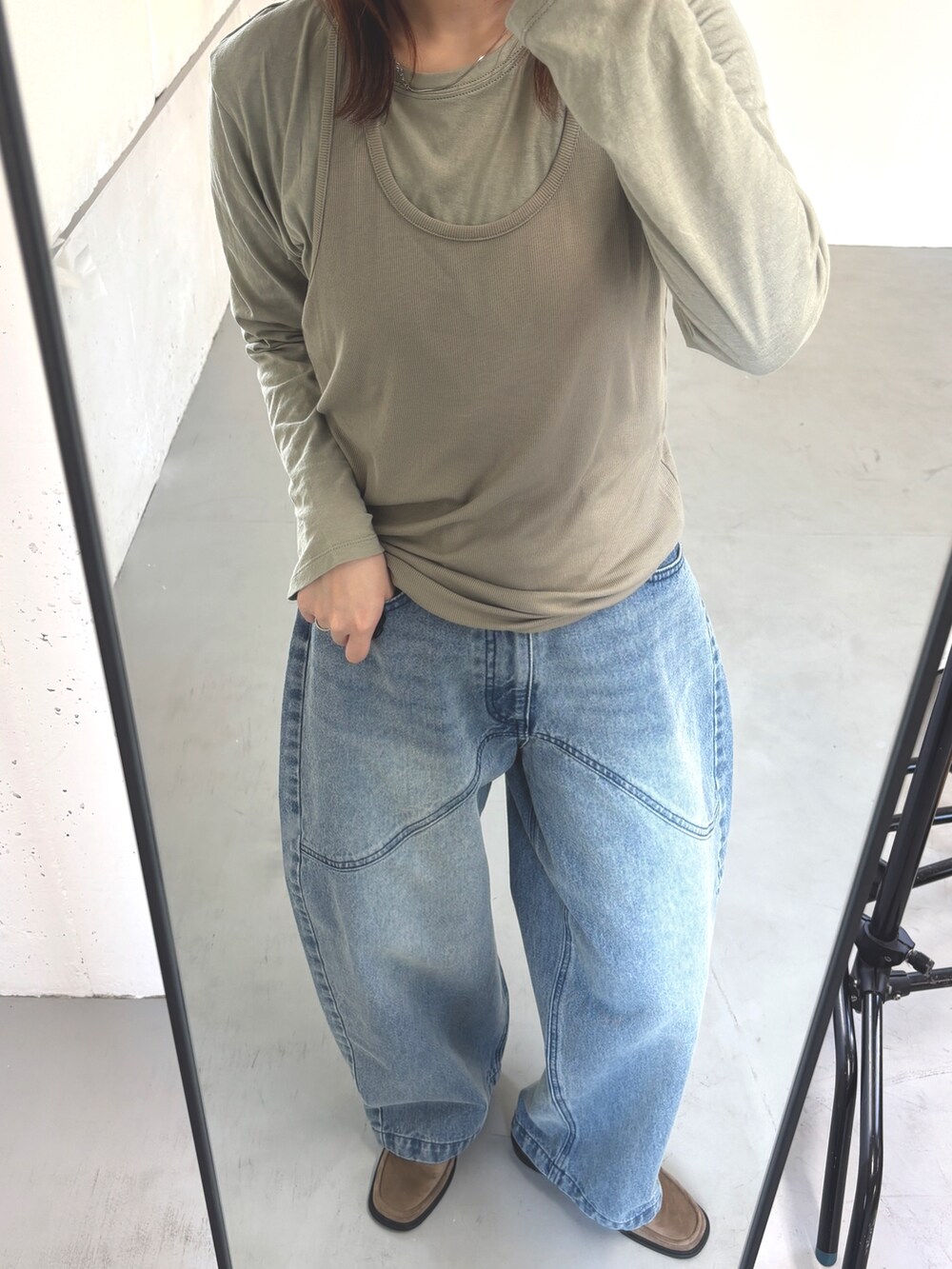 グリーン系のTシャツ/カットソー、ベージュ系のローファー、ブルー系のデニムパンツを着用したレディースの春コーディネートの7枚目の写真