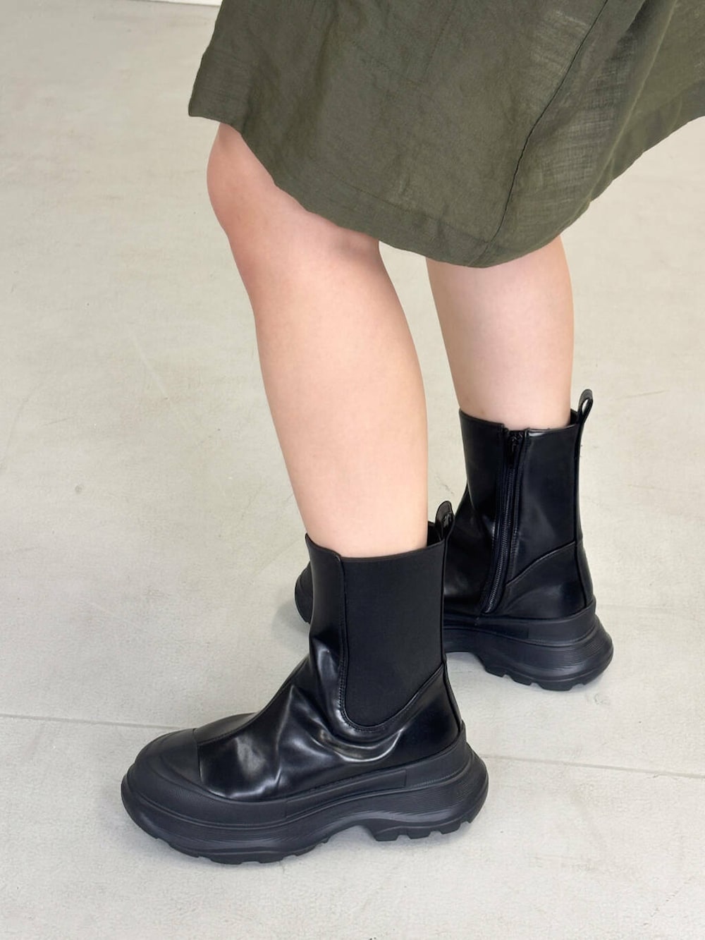 ホワイト系のキャミソール、ブラック系のその他パンツ、グリーン系のシャツ/ブラウスを着用したレディースの夏コーディネートの9枚目の写真