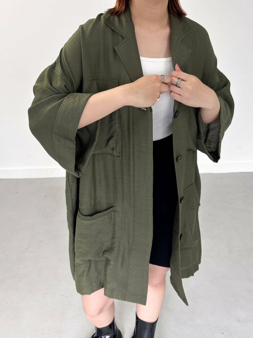 ホワイト系のキャミソール、ブラック系のその他パンツ、グリーン系のシャツ/ブラウスを着用したレディースの夏コーディネートの6枚目の写真