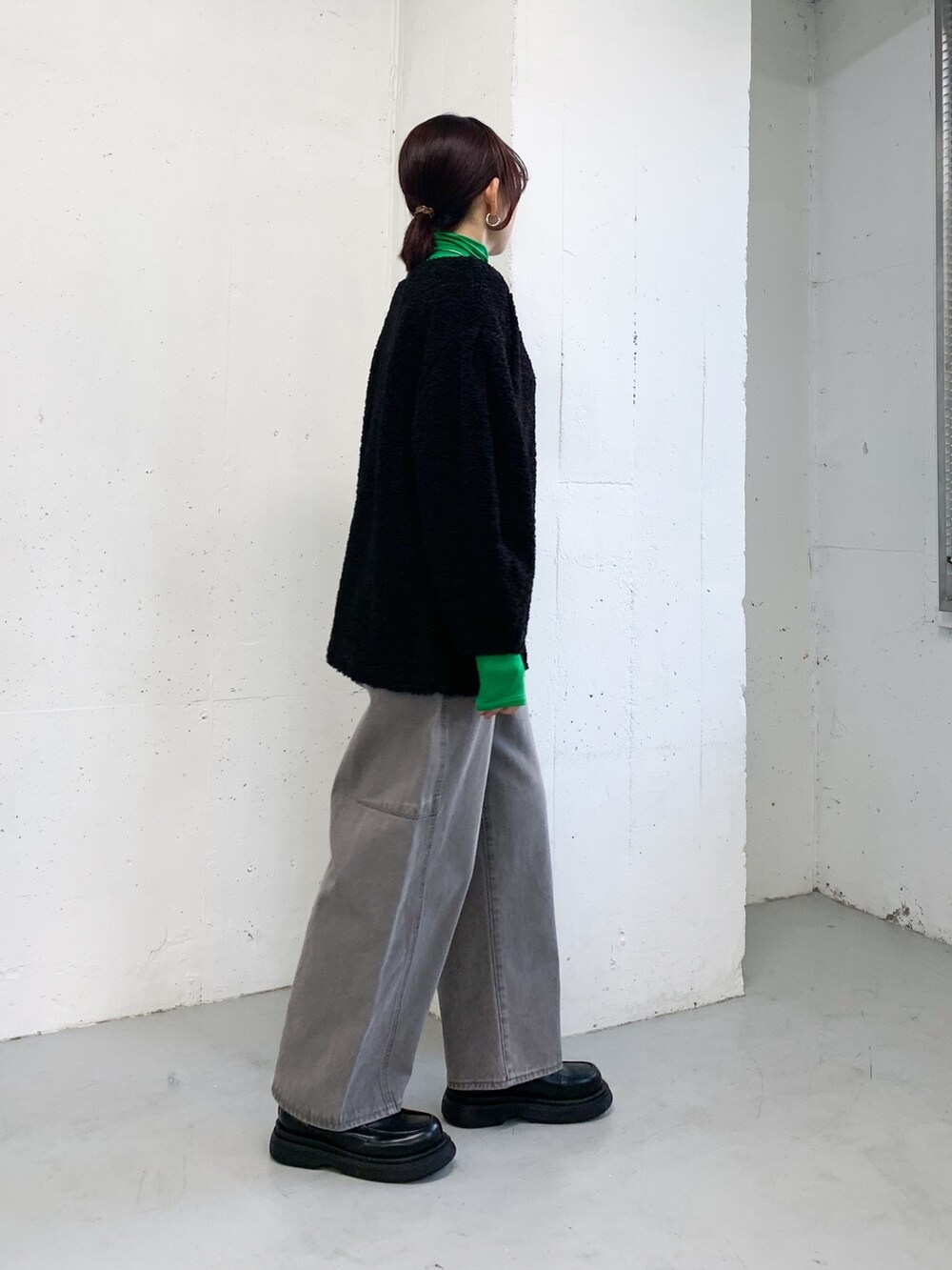 ブラック系のその他トップス、グレー系のデニムパンツ、ブラック系のブーツを着用したレディースの秋コーディネートの3枚目の写真