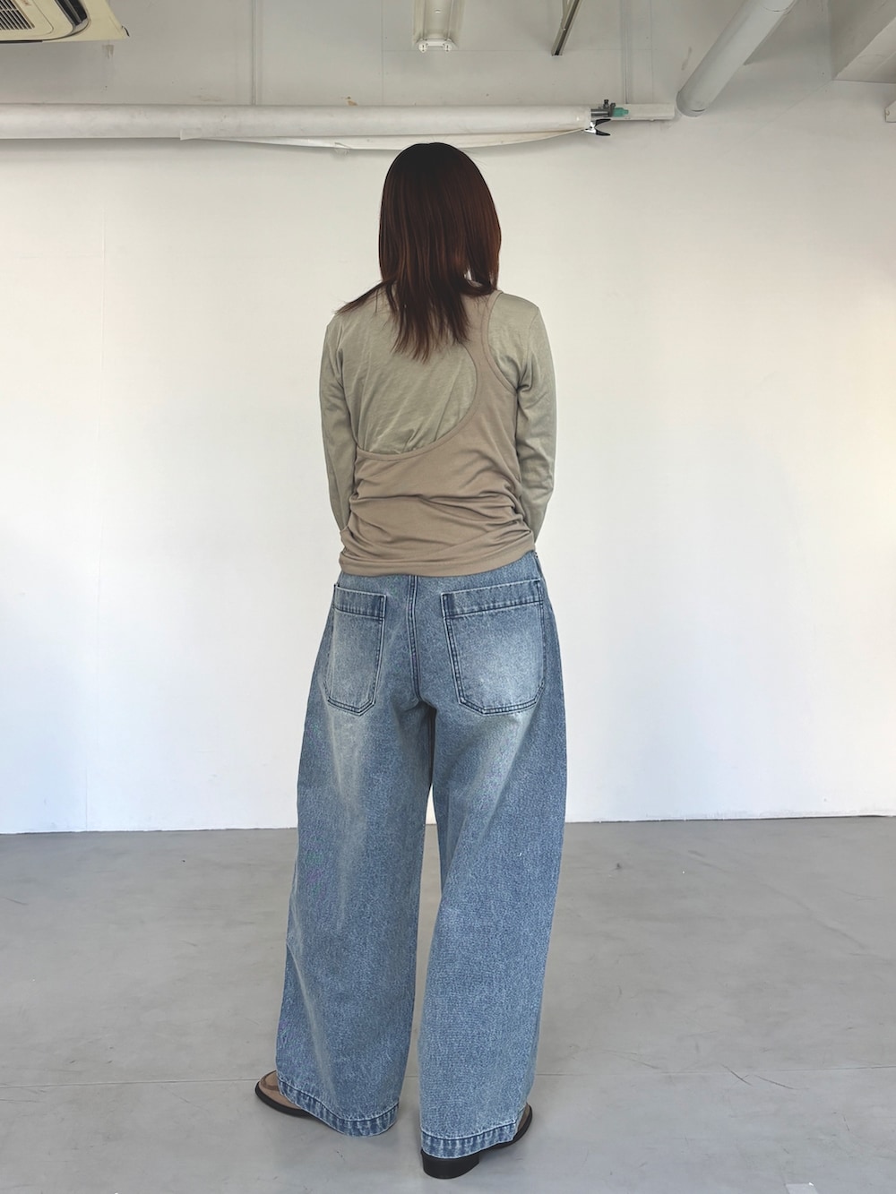 グリーン系のTシャツ/カットソー、ベージュ系のローファー、ブルー系のデニムパンツを着用したレディースの春コーディネートの3枚目の写真