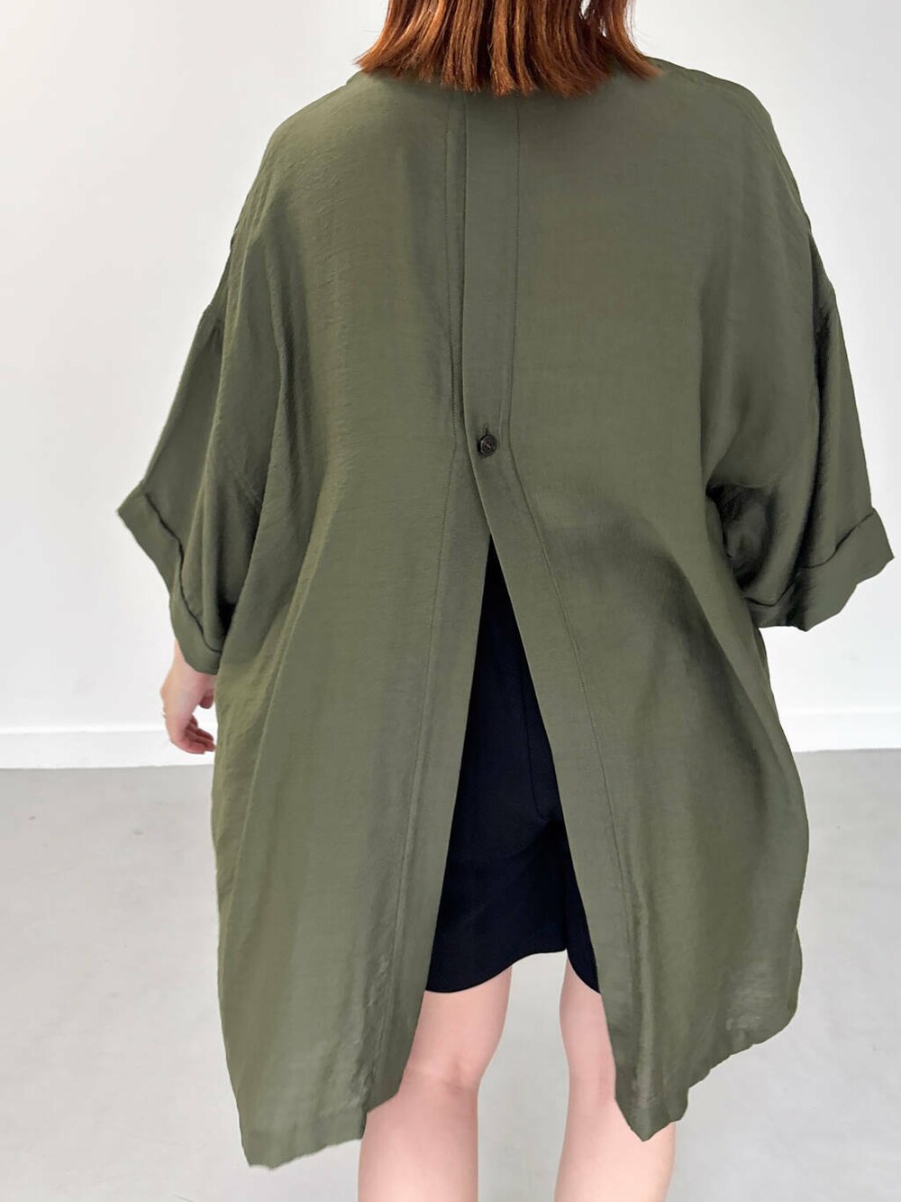 ホワイト系のキャミソール、ブラック系のその他パンツ、グリーン系のシャツ/ブラウスを着用したレディースの夏コーディネートの7枚目の写真