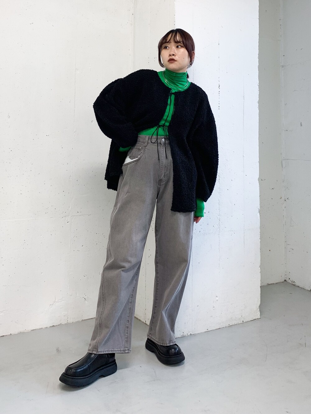 ブラック系のその他トップス、グレー系のデニムパンツ、ブラック系のブーツを着用したレディースの秋コーディネートの2枚目の写真