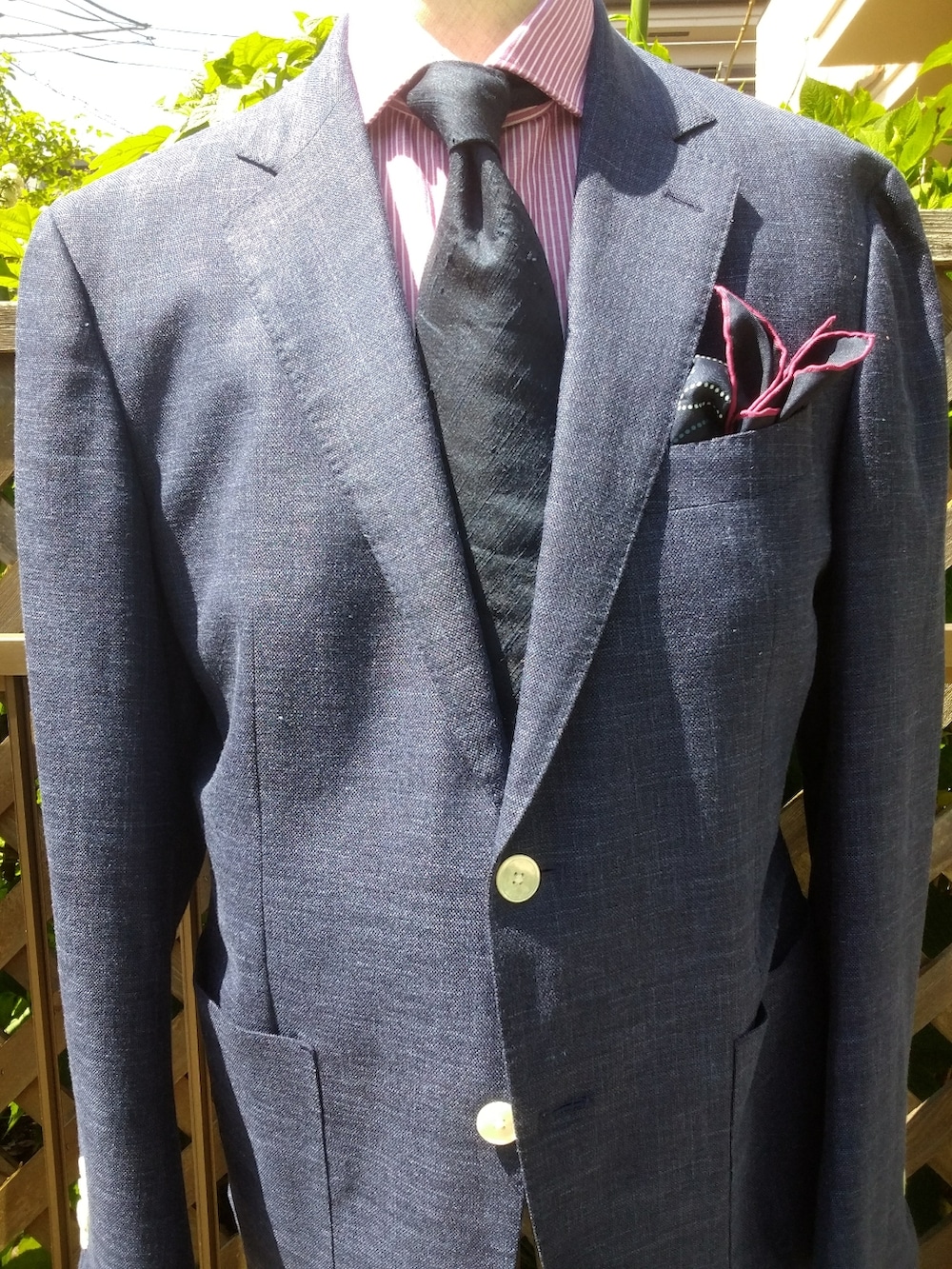 ブルー系のネクタイ、パープル系のシャツ/ブラウス、ブルー系のドレスシューズを着用したメンズの春コーディネートの2枚目の写真