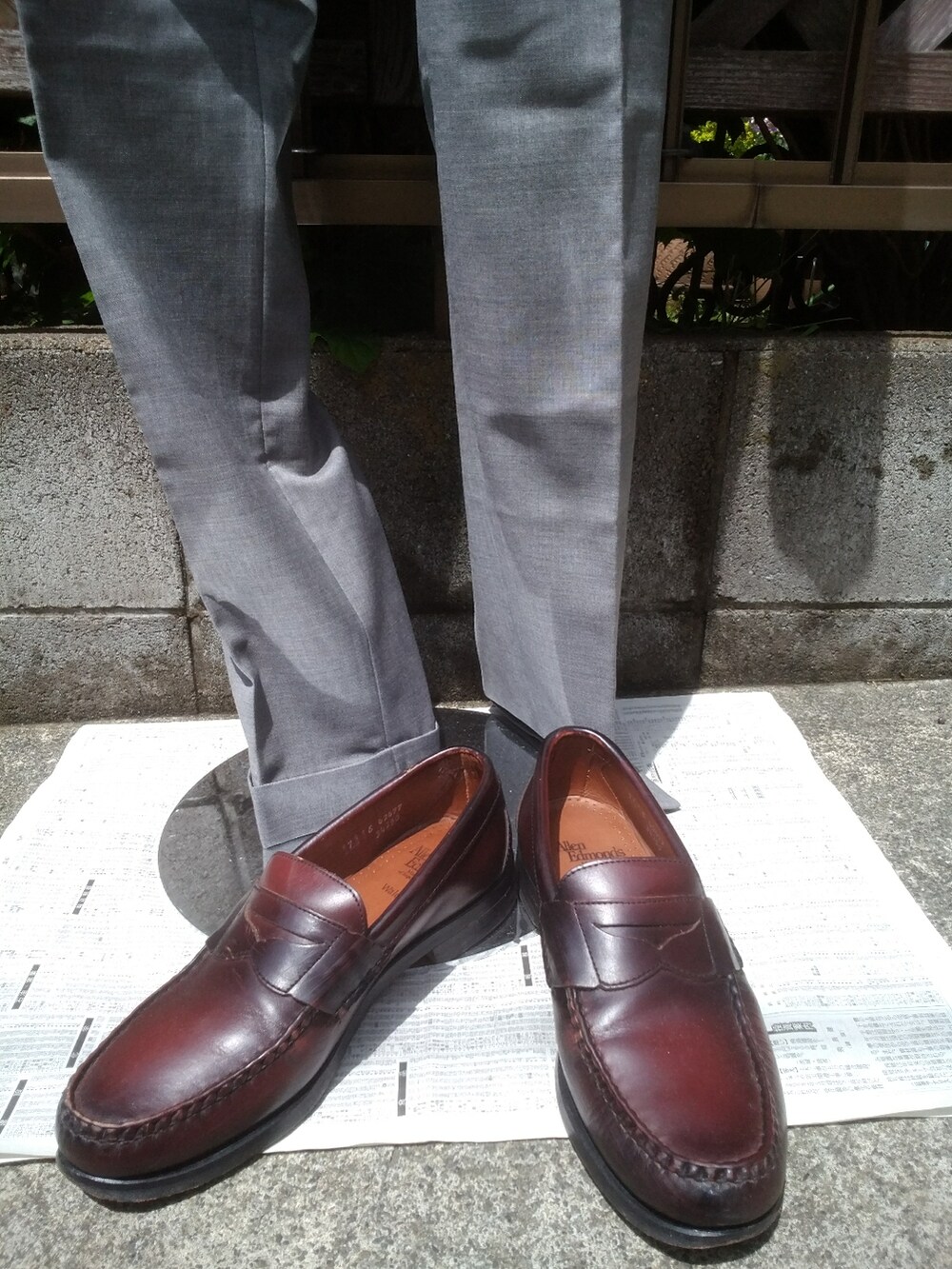 ブラウン系のモカシン/デッキシューズ、その他のハットを着用したメンズの春コーディネートの3枚目の写真