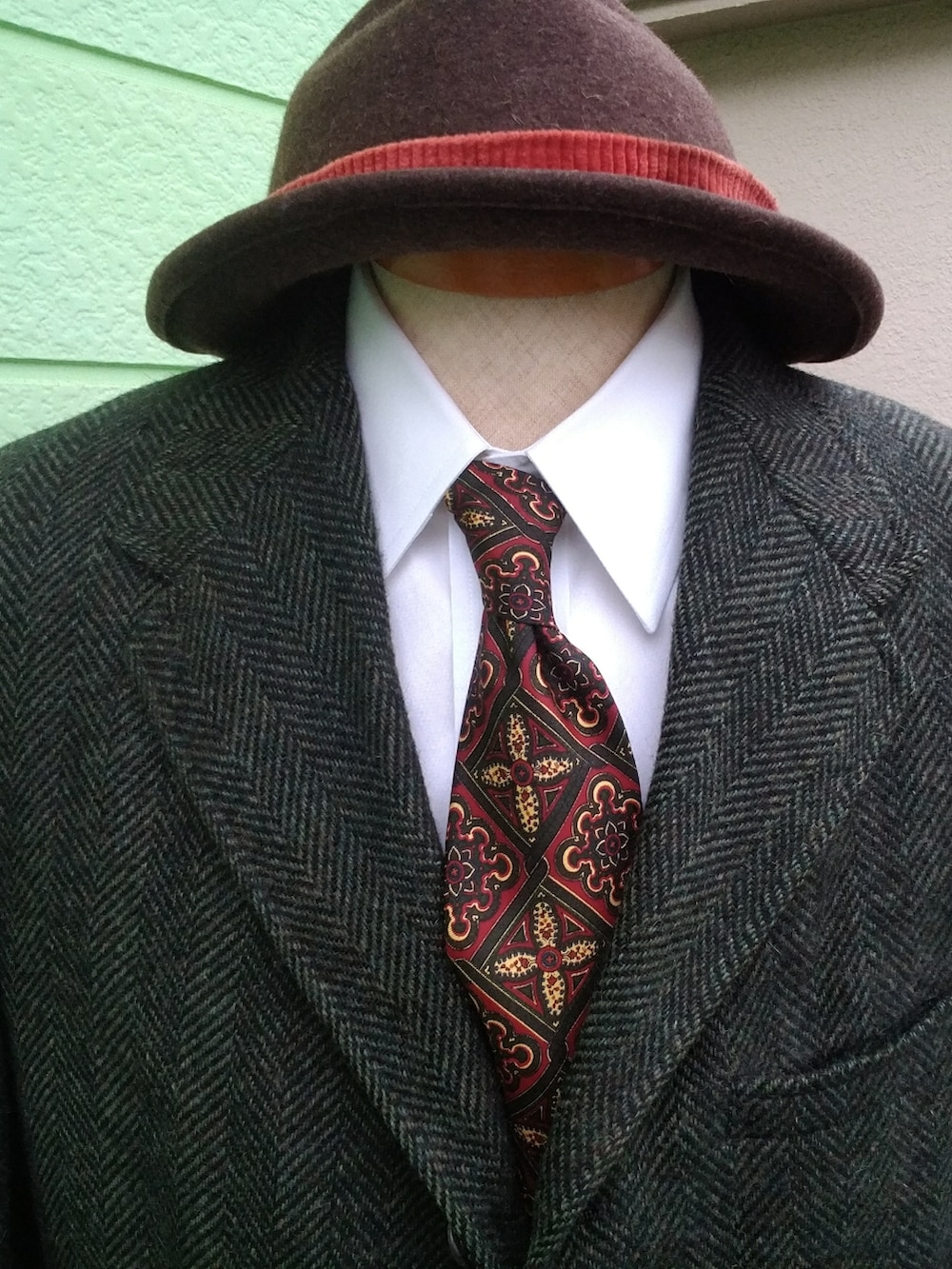 ホワイト系のビジネスシャツ、その他のネクタイ、グリーン系のハットを着用したメンズの夏コーディネートの2枚目の写真