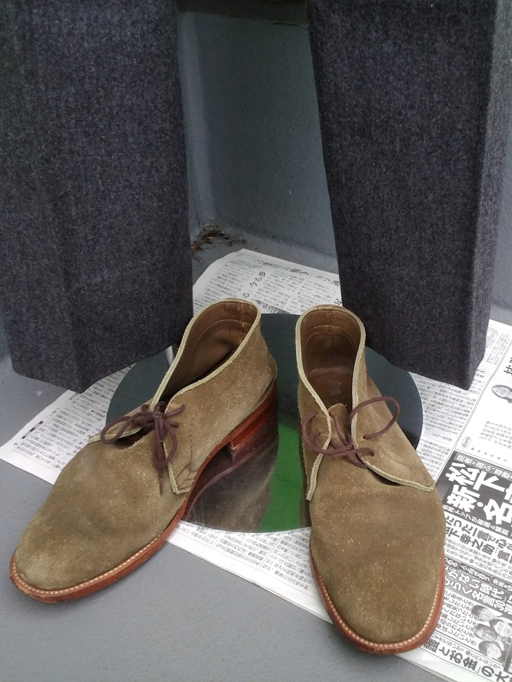 ホワイト系のビジネスシャツ、その他のネクタイ、グリーン系のハットを着用したメンズの夏コーディネートの3枚目の写真