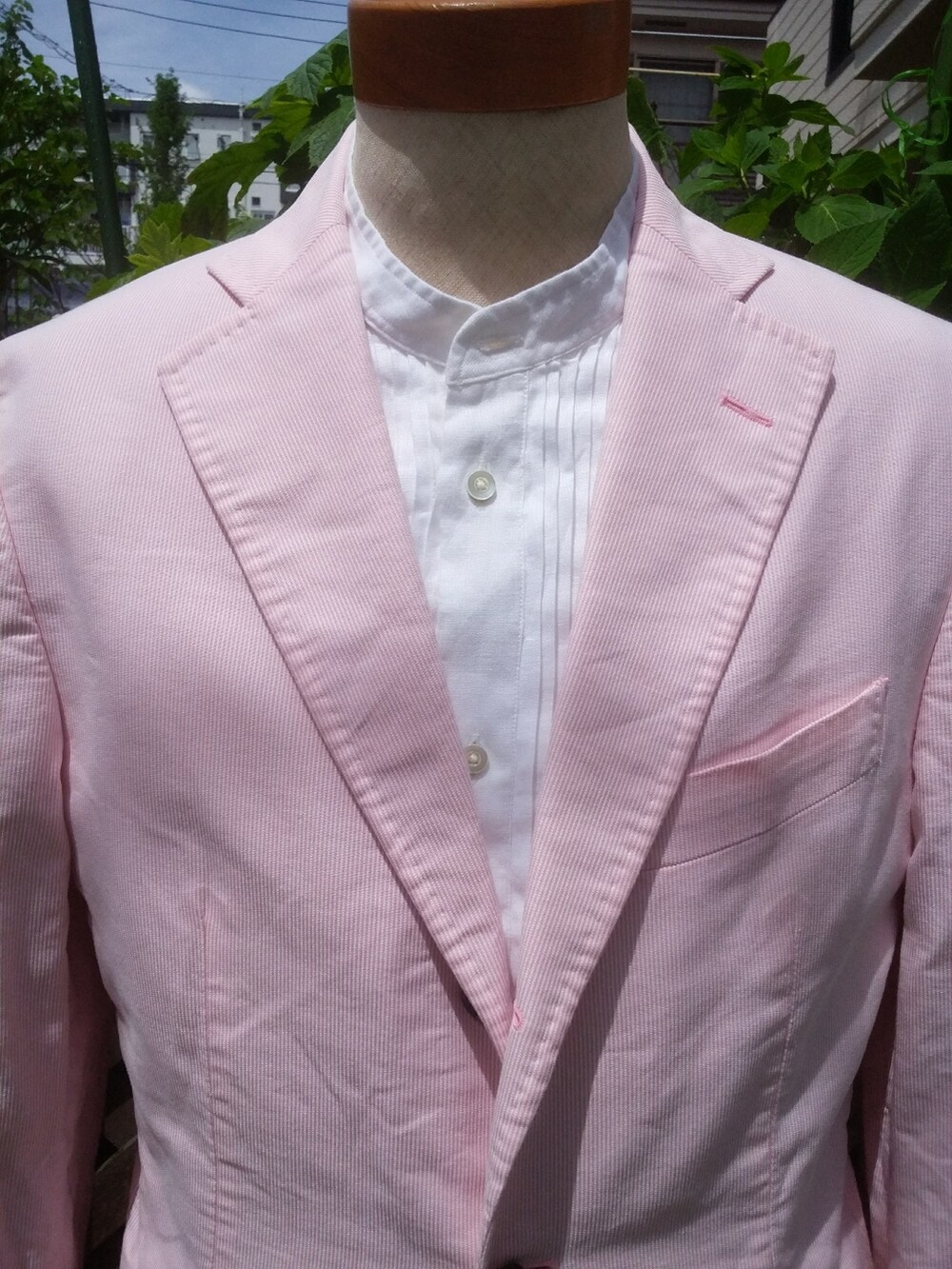 ブラウン系のモカシン/デッキシューズ、その他のハットを着用したメンズの春コーディネートの2枚目の写真