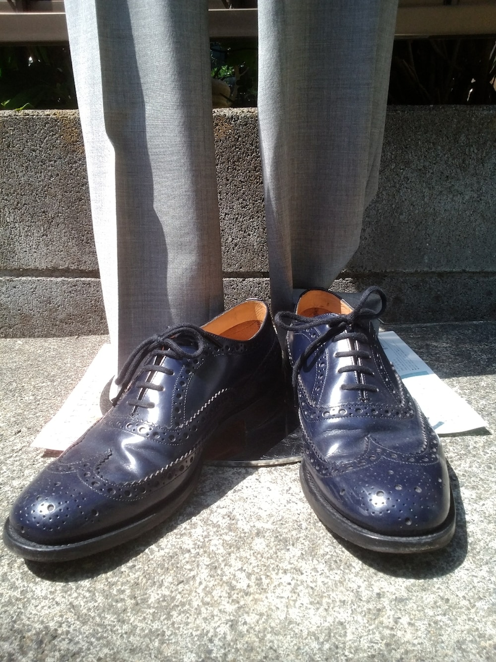 ブルー系のネクタイ、パープル系のシャツ/ブラウス、ブルー系のドレスシューズを着用したメンズの春コーディネートの3枚目の写真