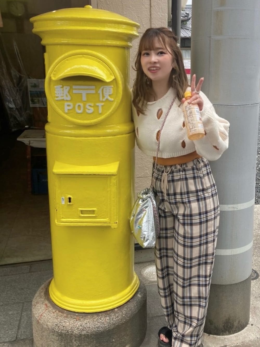 ベージュ系のその他パンツ、ホワイト系のトップスを着用したレディースの秋コーディネートの2枚目の写真