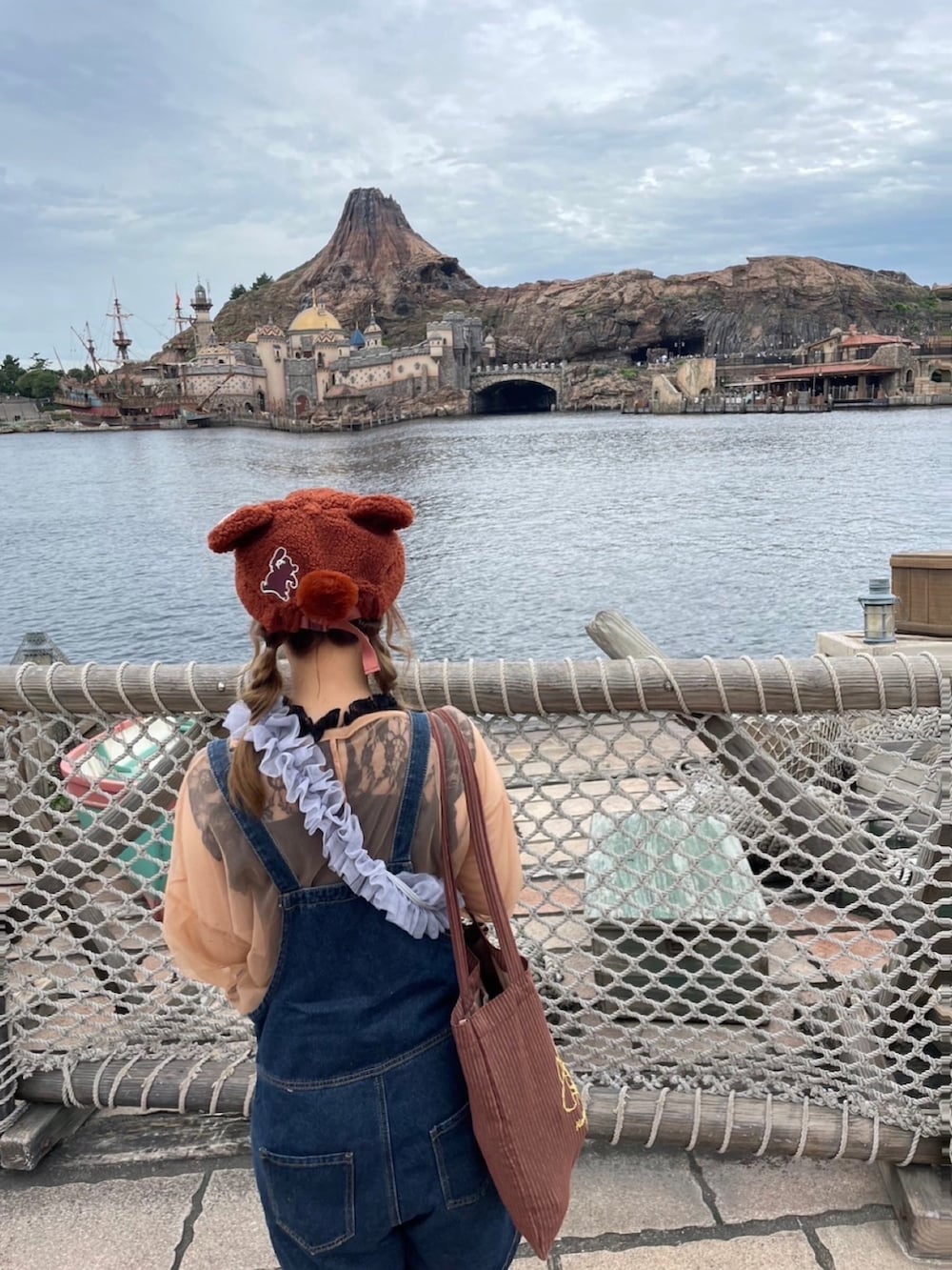 ブルー系のサロペット/オーバーオール、ブラウン系の帽子を着用したレディースの秋コーディネートの2枚目の写真