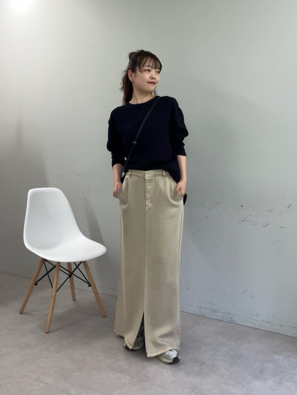 ブルー系のシャツ/ブラウス、ベージュ系のスカート、ブラック系のトートバッグを着用したレディースの夏コーディネートの6枚目の写真