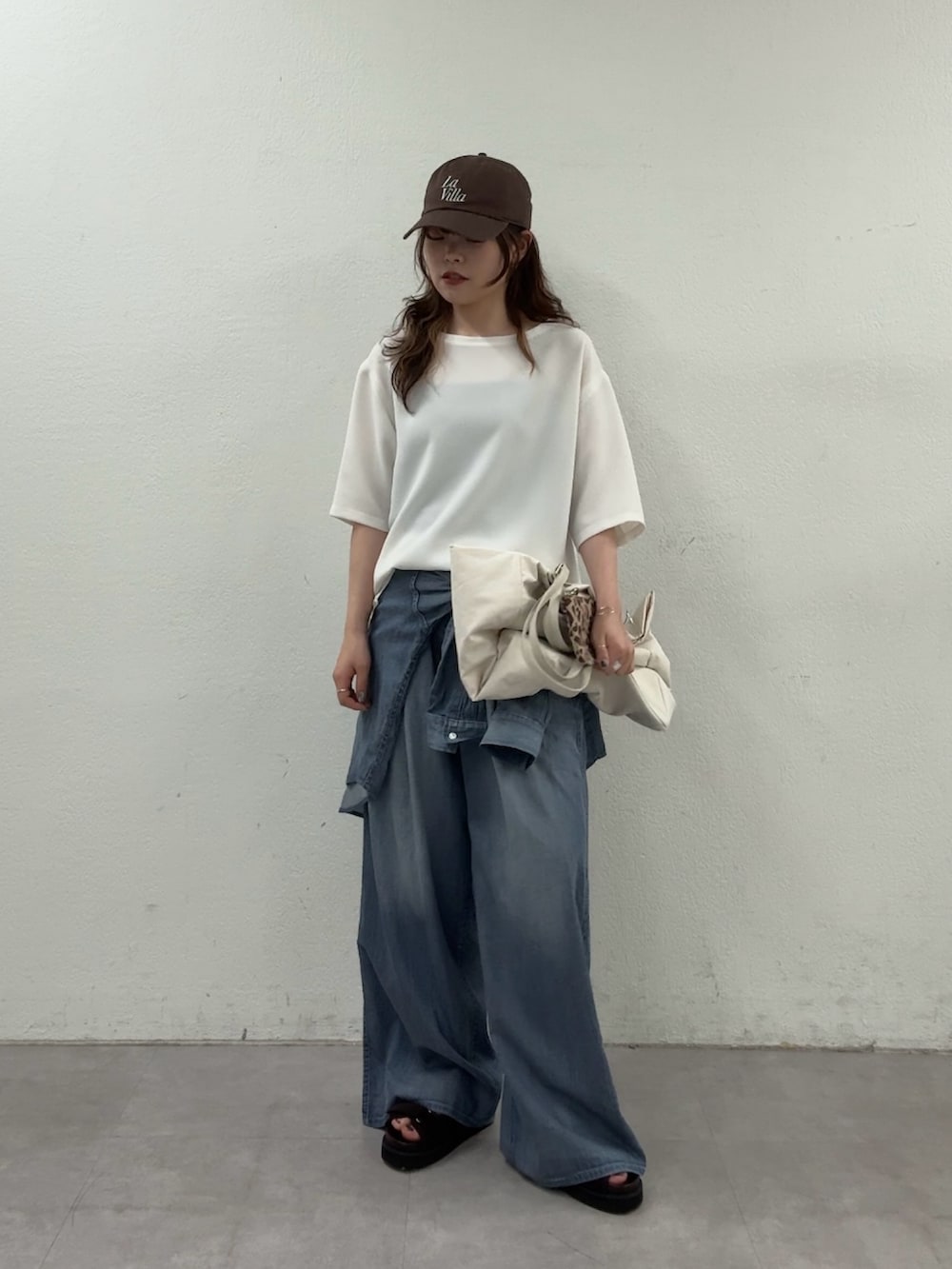 ホワイト系のシャツ/ブラウス、ブルー系のその他パンツ、ブラウン系のサンダルを着用したレディースの春コーディネートの2枚目の写真