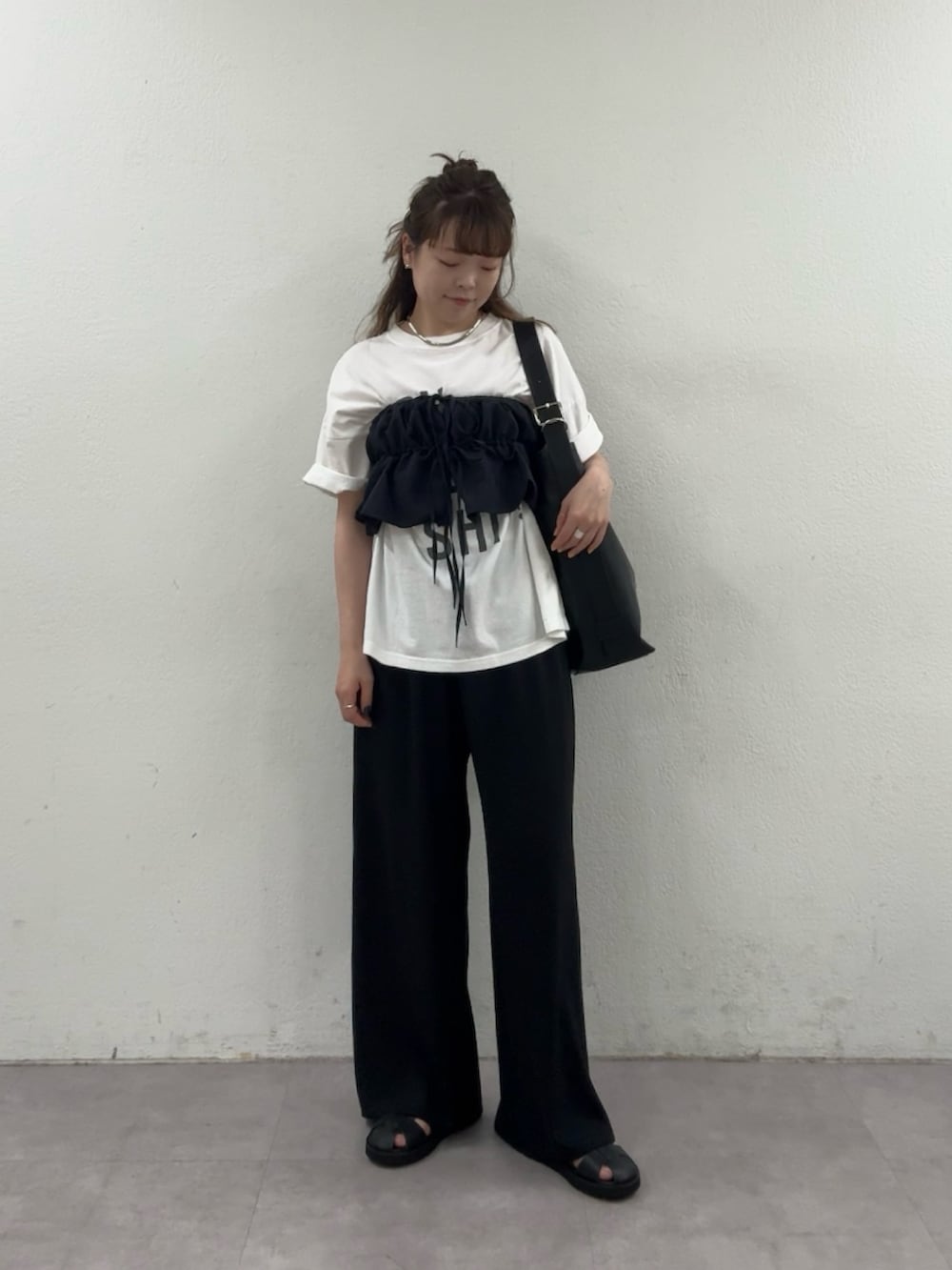 ブラック系のその他パンツ、ブラック系のサンダル、ブラック系のシャツ/ブラウスを着用したレディースの春コーディネートの4枚目の写真