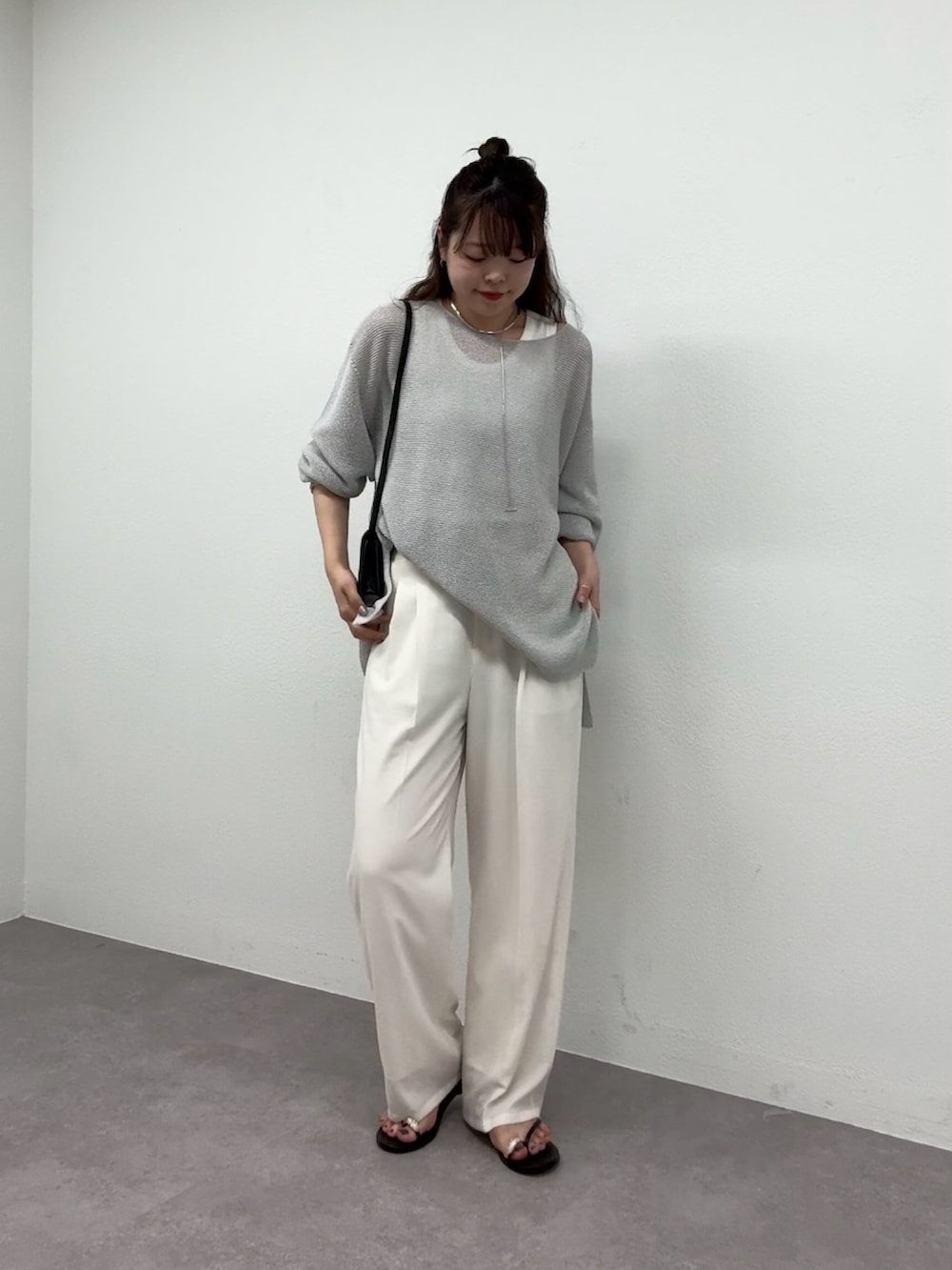 ホワイト系のその他パンツ、ブラック系のその他シューズ、シルバー系のニット/セーターを着用したレディースの春コーディネートの4枚目の写真