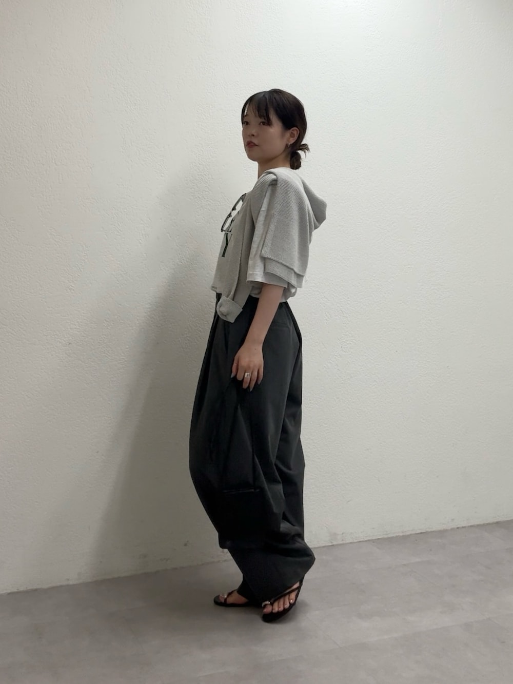 シルバー系のニット/セーター、グレー系のTシャツ/カットソー、グレー系のその他パンツを着用したレディースの夏コーディネートの7枚目の写真