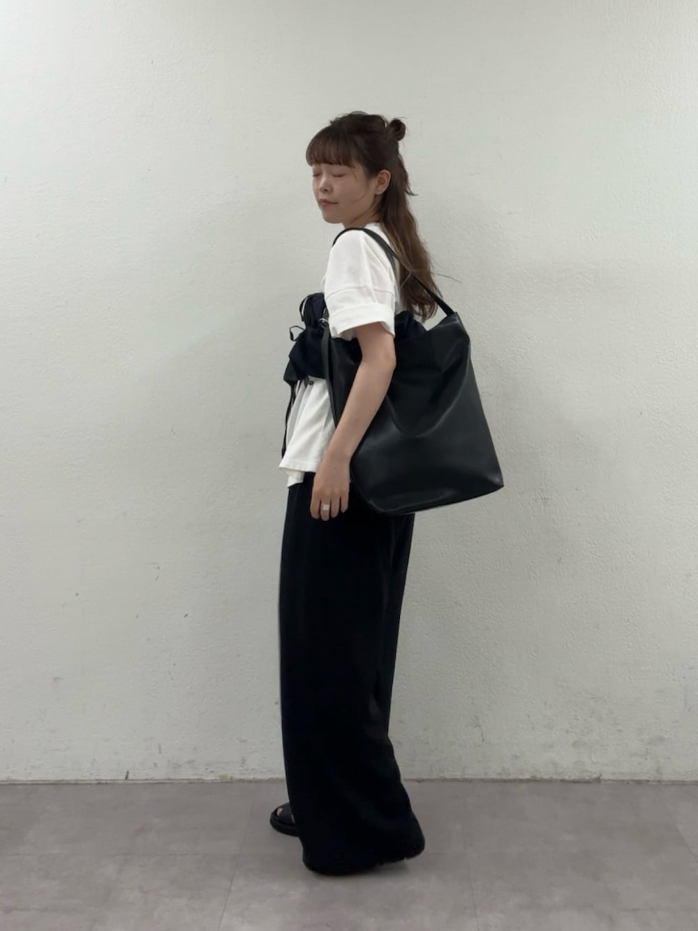 ブラック系のその他パンツ、ブラック系のサンダル、ブラック系のシャツ/ブラウスを着用したレディースの春コーディネートの2枚目の写真