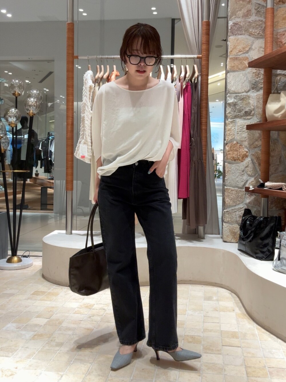 ホワイト系のシャツ/ブラウス、ブラック系のデニムパンツ、ブラウン系のトートバッグを着用したレディースの夏コーディネートの5枚目の写真