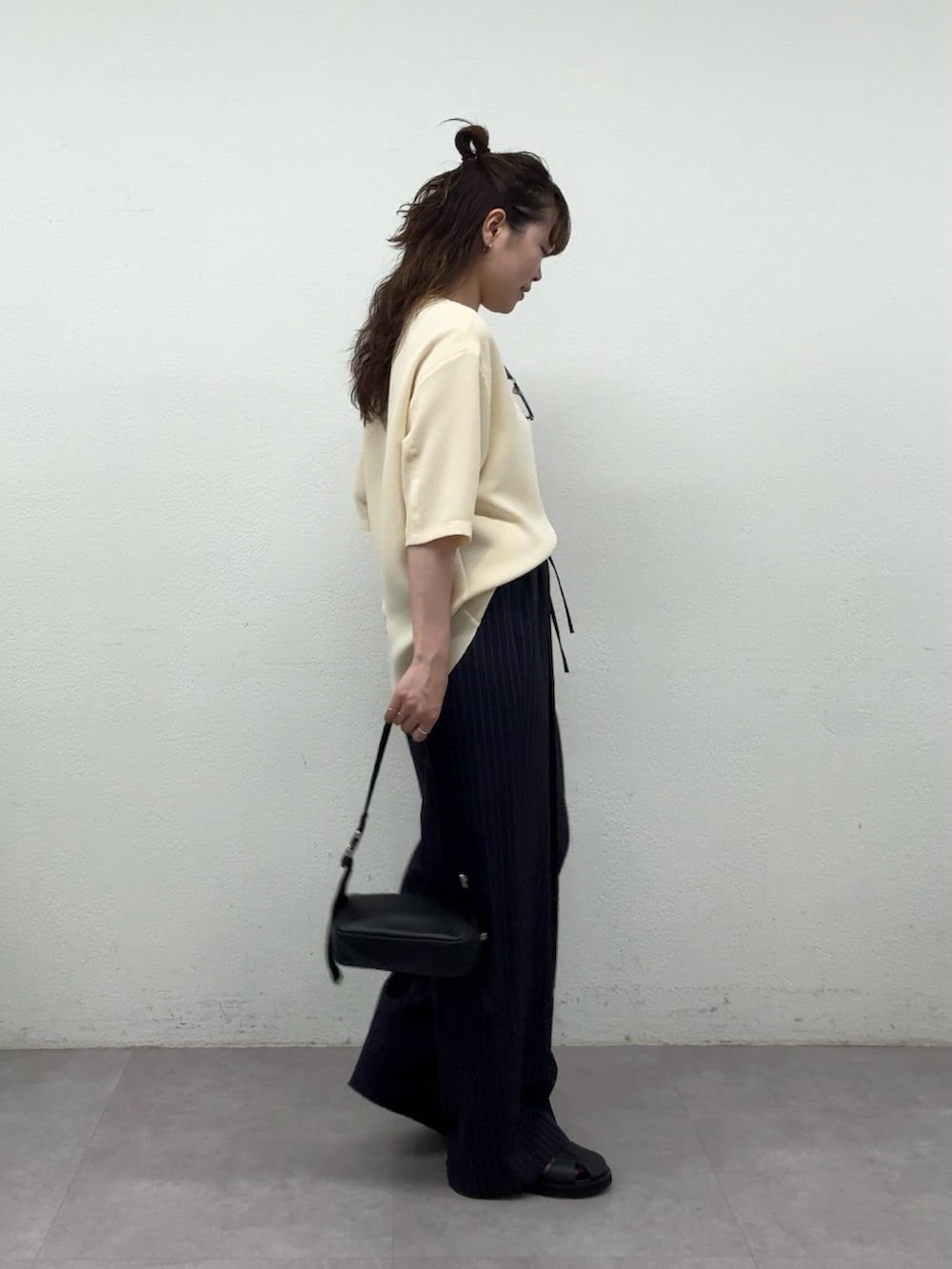 イエロー系のシャツ/ブラウス、ブルー系のその他パンツ、ブラック系のサンダルを着用したレディースの春コーディネートの5枚目の写真