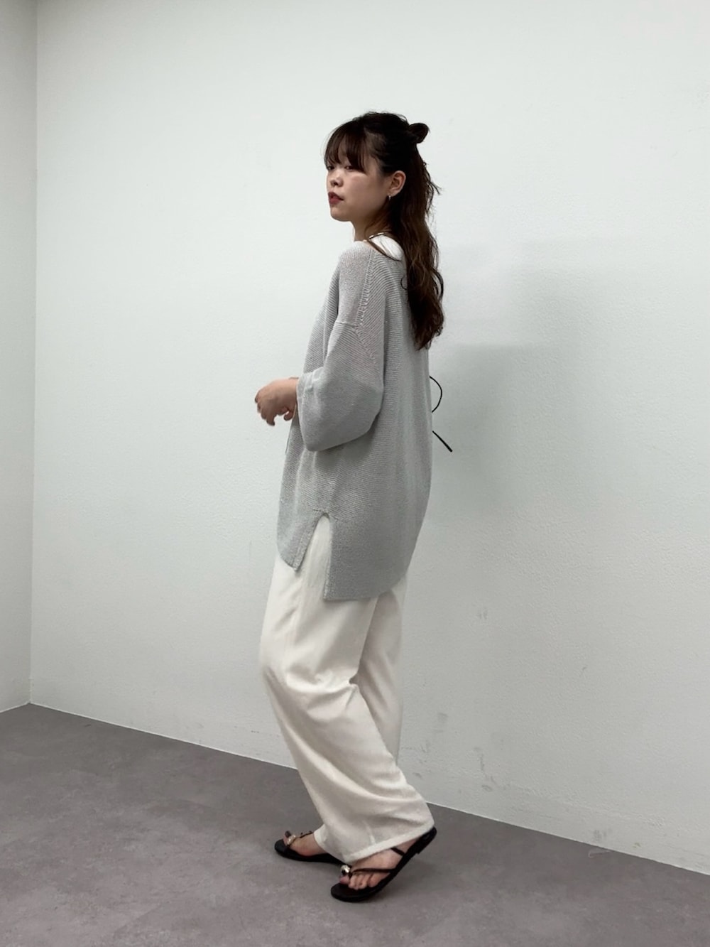 ホワイト系のその他パンツ、ブラック系のその他シューズ、シルバー系のニット/セーターを着用したレディースの春コーディネートの2枚目の写真