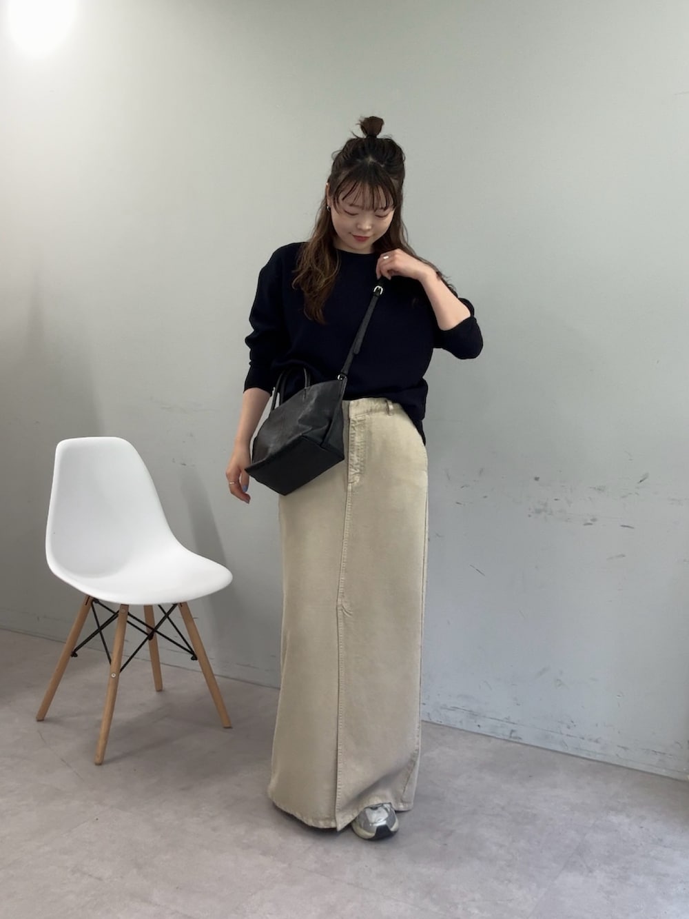 ブルー系のシャツ/ブラウス、ベージュ系のスカート、ブラック系のトートバッグを着用したレディースの夏コーディネートの8枚目の写真