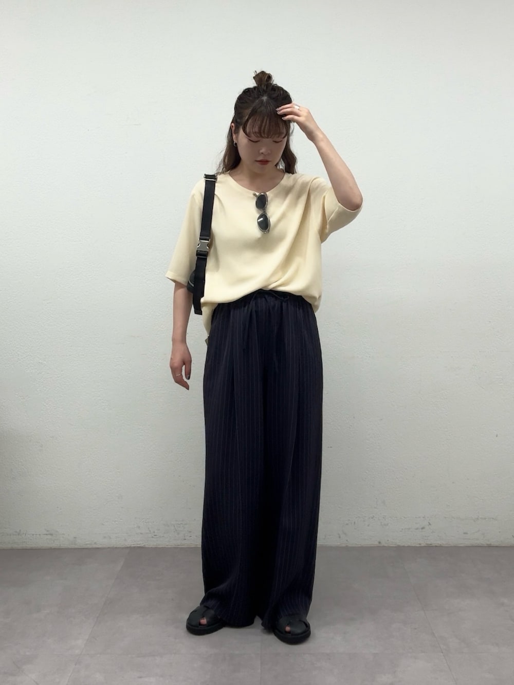 イエロー系のシャツ/ブラウス、ブルー系のその他パンツ、ブラック系のサンダルを着用したレディースの春コーディネートの4枚目の写真