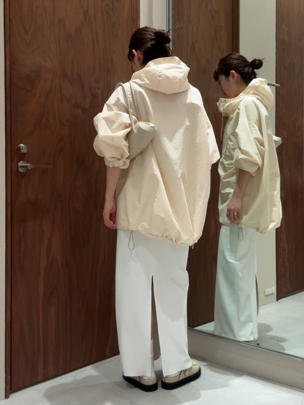 ホワイト系のベスト、ホワイト系のスカート、ホワイト系のその他シューズを着用したレディースの春コーディネートの4枚目の写真