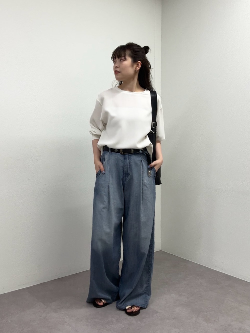 ホワイト系のシャツ/ブラウス、ブルー系のその他パンツ、ブラック系のベルトを着用したレディースの春コーディネートの6枚目の写真