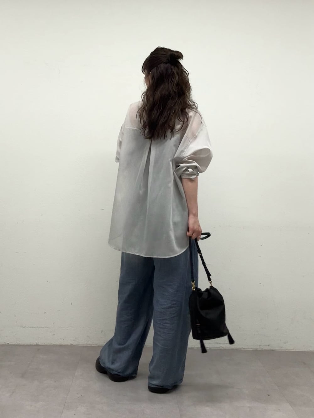 ブラック系のトートバッグ、ブルー系のその他パンツ、グレー系のシャツ/ブラウスを着用したレディースの春コーディネートの4枚目の写真