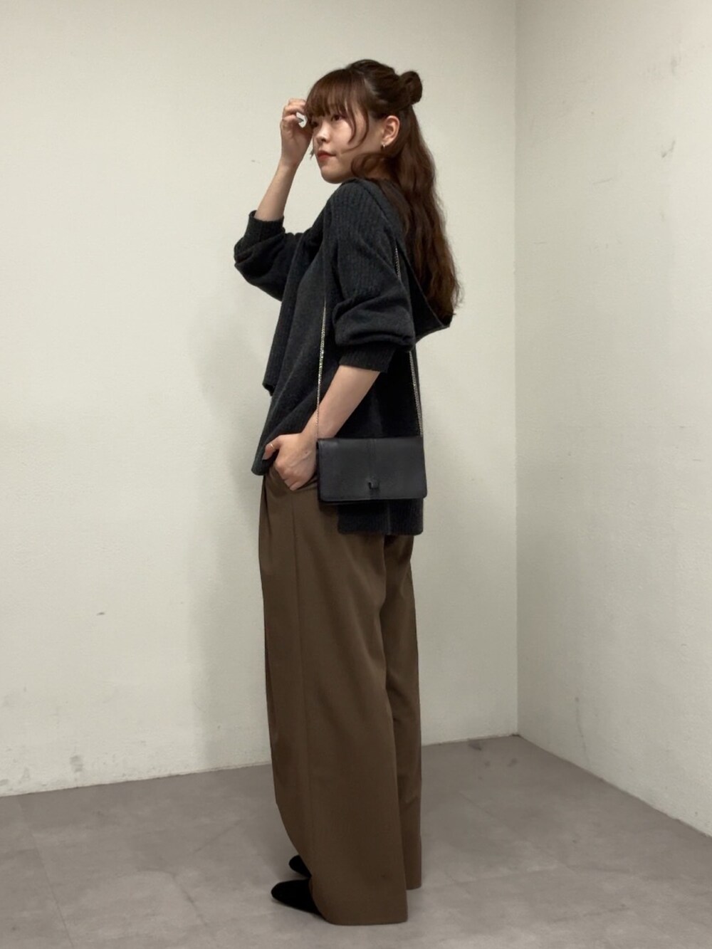 グレー系のニット/セーター、ブラウン系のその他パンツ、ブラック系のパンプスを着用したレディースの秋コーディネートの2枚目の写真