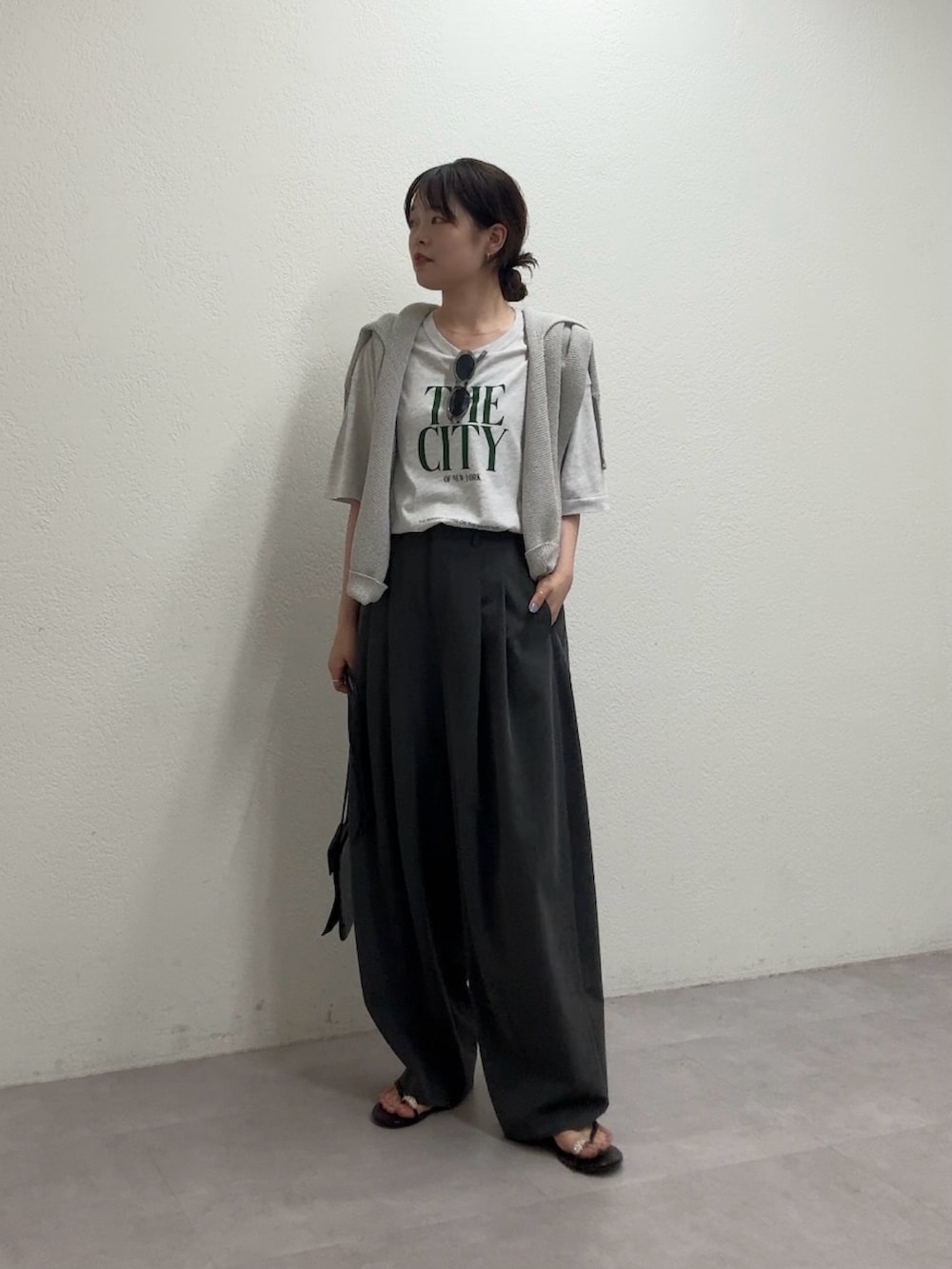 シルバー系のニット/セーター、グレー系のTシャツ/カットソー、グレー系のその他パンツを着用したレディースの夏コーディネートの3枚目の写真