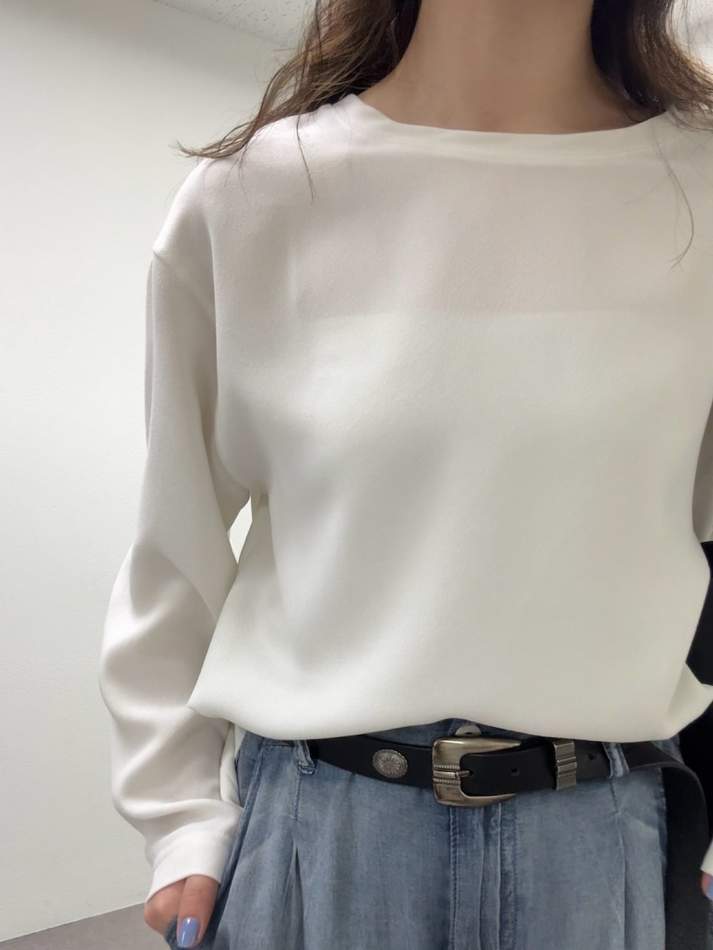 ホワイト系のシャツ/ブラウス、ブルー系のその他パンツ、ブラック系のベルトを着用したレディースの春コーディネートの8枚目の写真