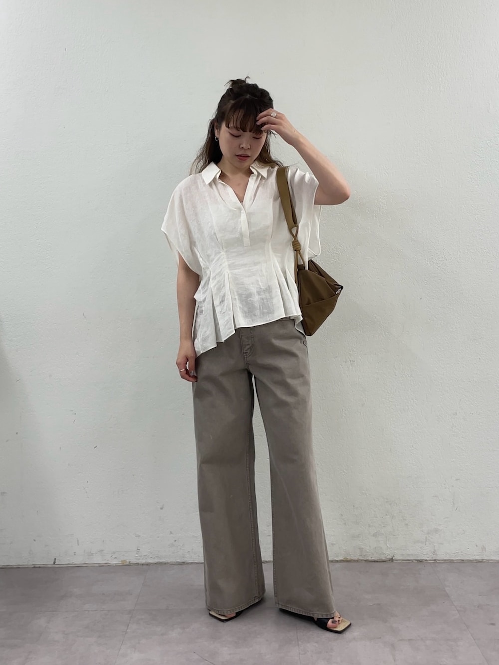 ホワイト系のシャツ/ブラウス、ブラウン系のデニムパンツ、イエロー系のショルダーバッグを着用したレディースの春コーディネートの4枚目の写真