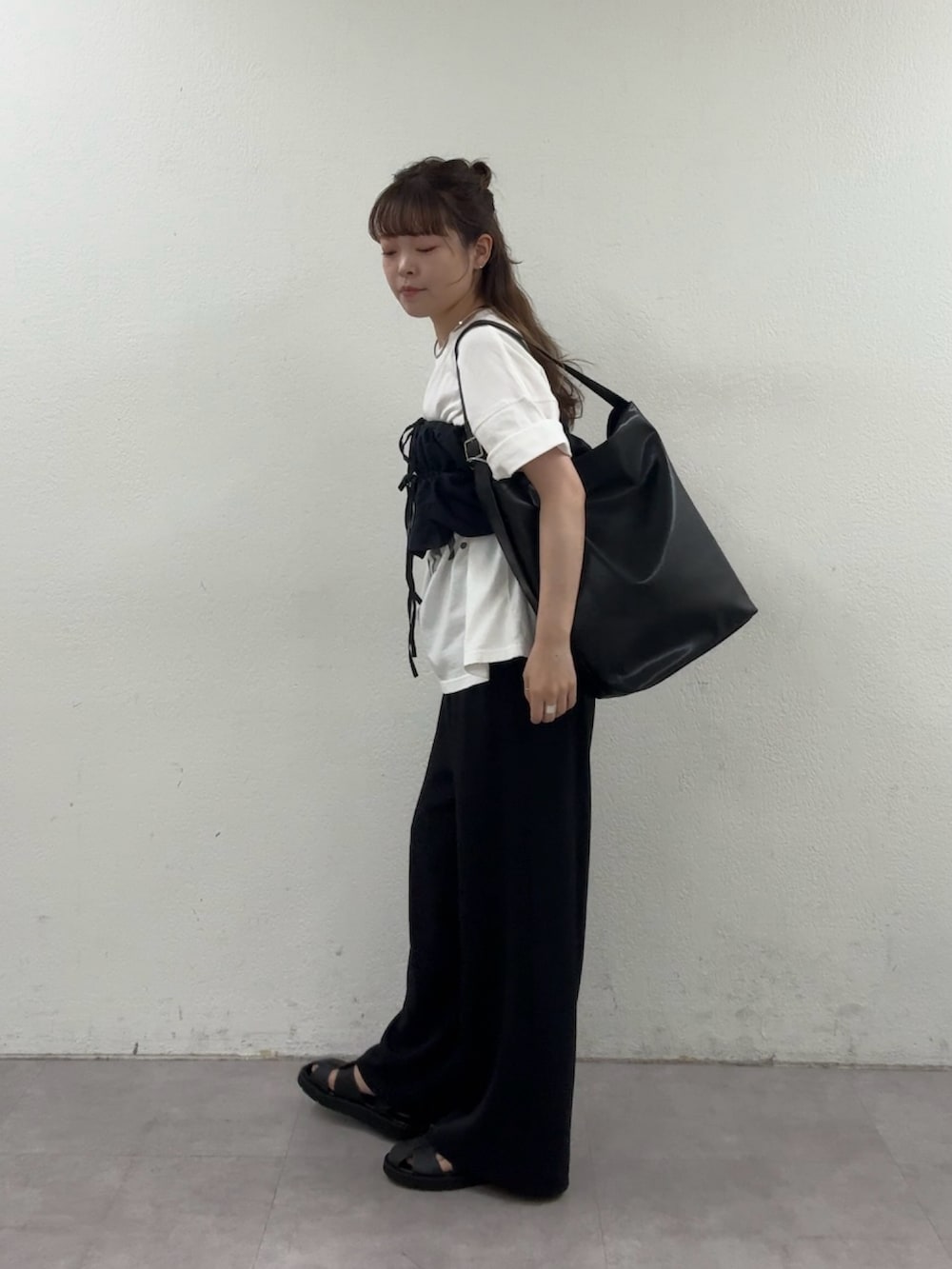 ブラック系のその他パンツ、ブラック系のサンダル、ブラック系のシャツ/ブラウスを着用したレディースの春コーディネートの6枚目の写真