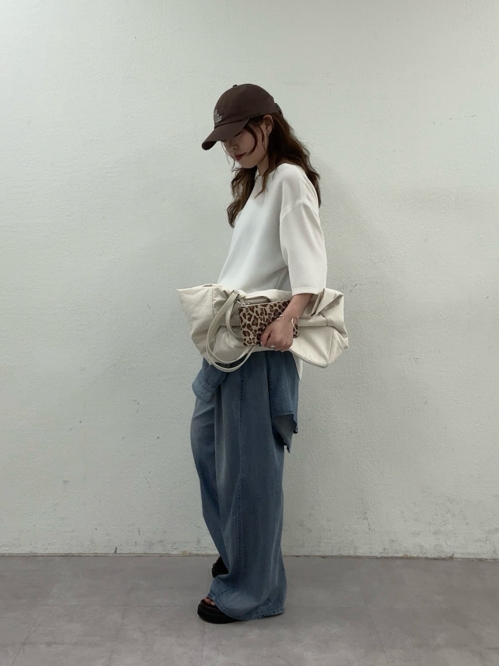 ホワイト系のシャツ/ブラウス、ブルー系のその他パンツ、ブラウン系のサンダルを着用したレディースの春コーディネートの5枚目の写真