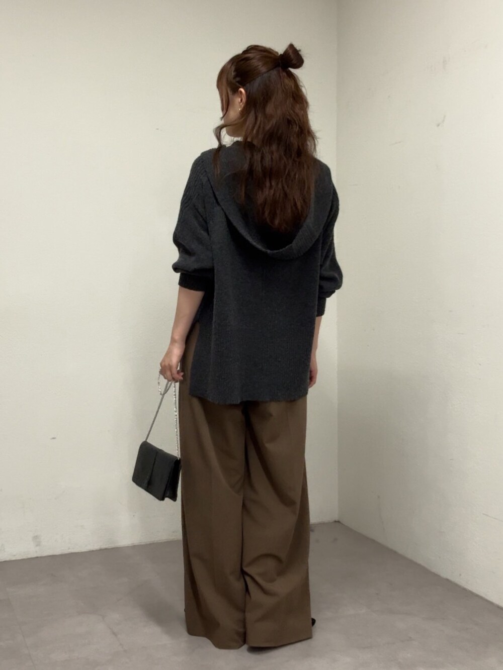 グレー系のニット/セーター、ブラウン系のその他パンツ、ブラック系のパンプスを着用したレディースの秋コーディネートの3枚目の写真