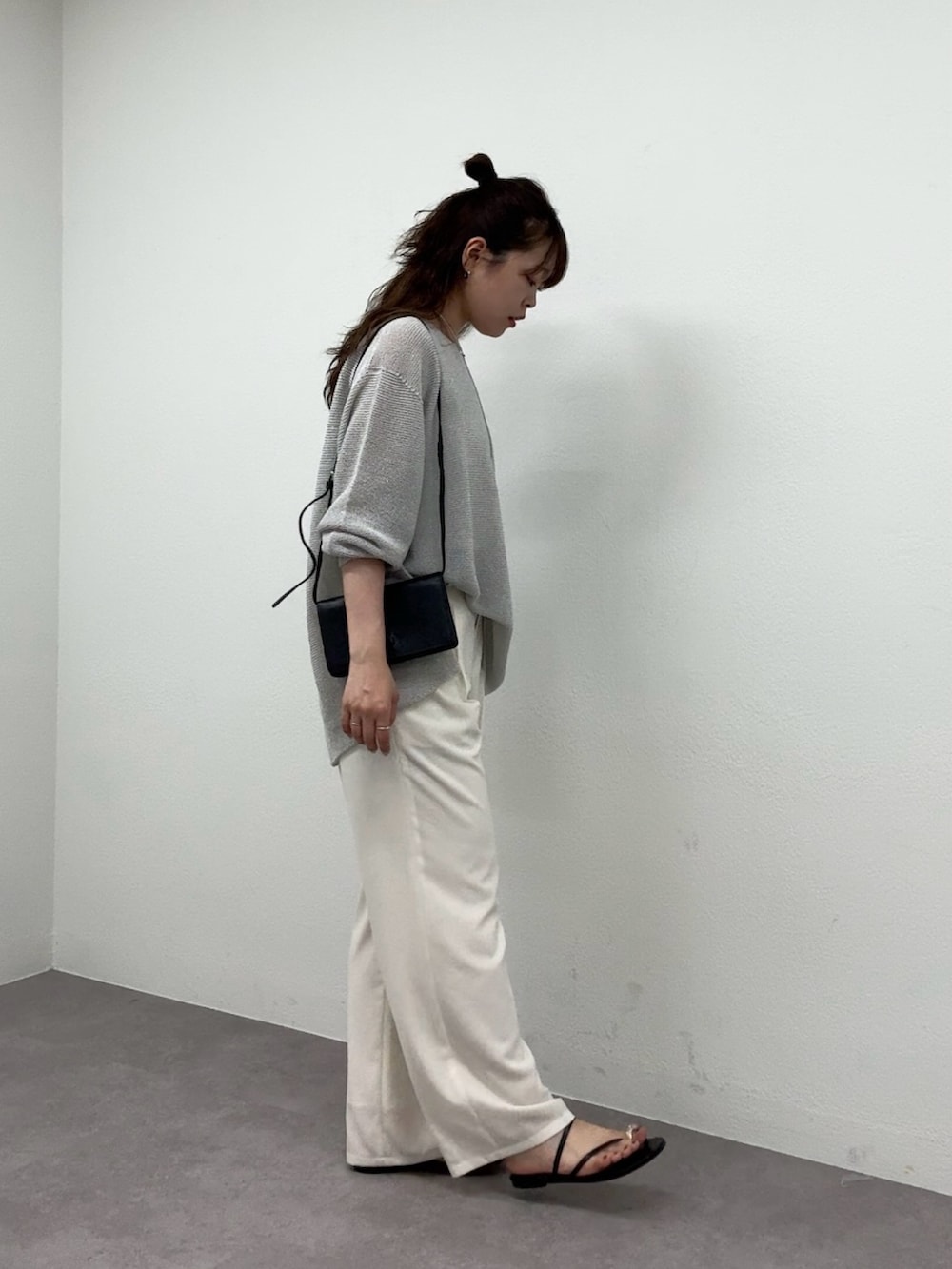 ホワイト系のその他パンツ、ブラック系のその他シューズ、シルバー系のニット/セーターを着用したレディースの春コーディネートの6枚目の写真