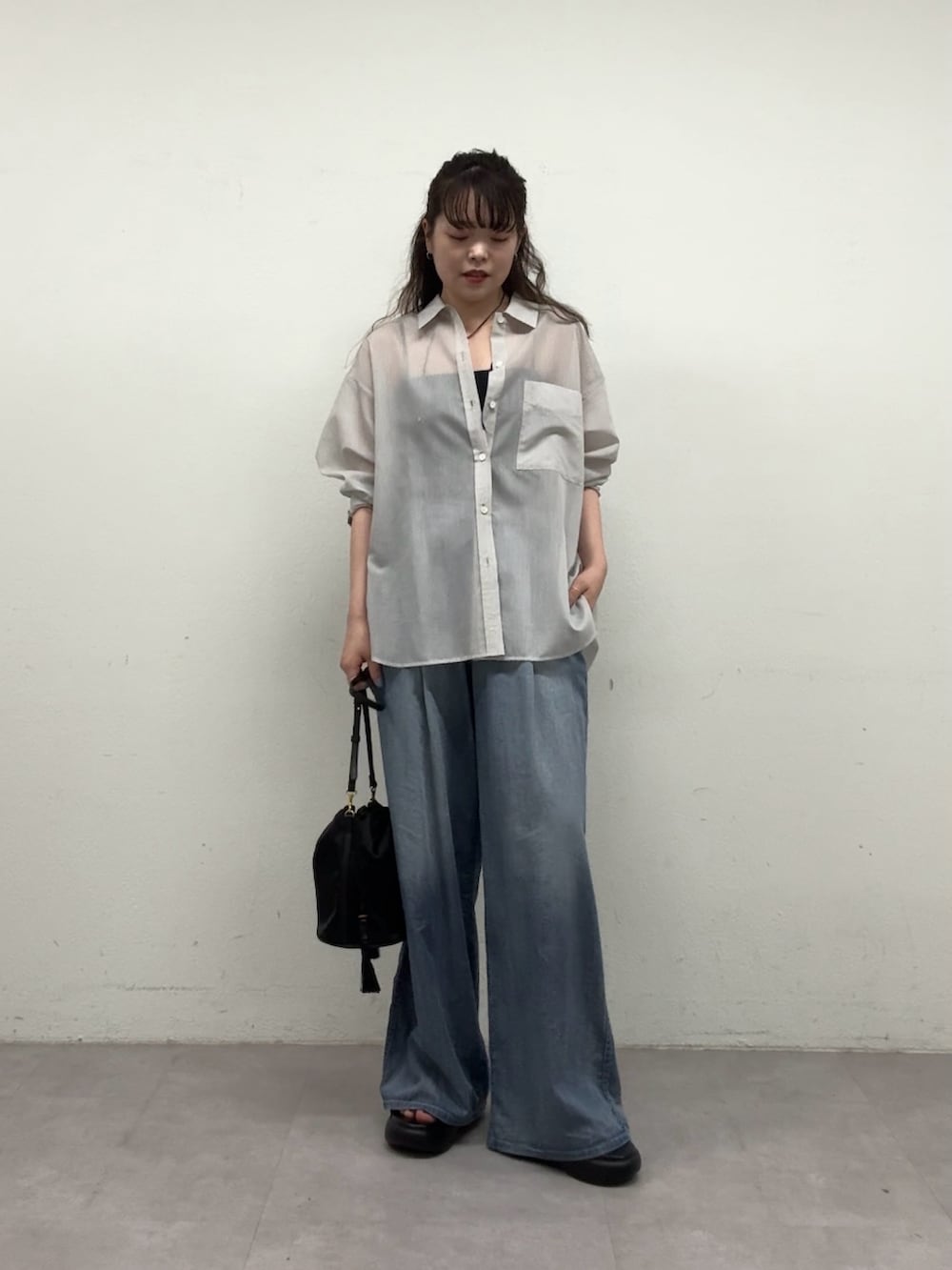 ブラック系のトートバッグ、ブルー系のその他パンツ、グレー系のシャツ/ブラウスを着用したレディースの春コーディネートの6枚目の写真