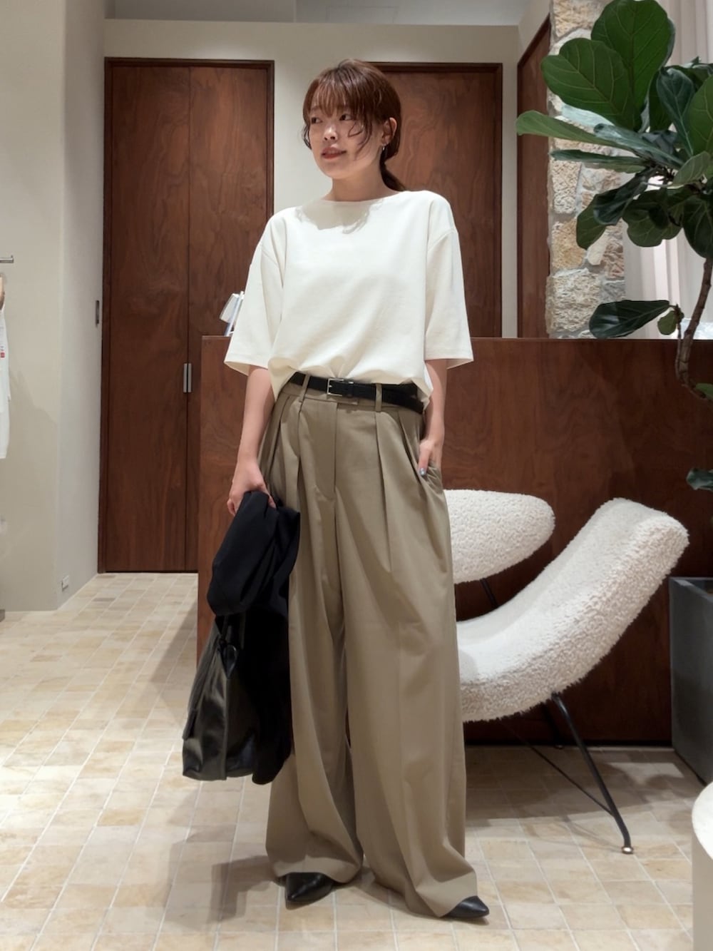 「骨格ストレート、オフィスカジュアル、オフィススタイル、ジャケットスタイル、ジャケット、ジャケットコーデ、秋コーデ、秋のコーデ」|「GALLARDAGALANTEの【5サイズ展開】ダブルタックパンツ(その他パンツ、ベージュ系)」を使った、manakaさん(骨格ストレート・レディース・162cm)の秋コーディネートの4枚目の写真