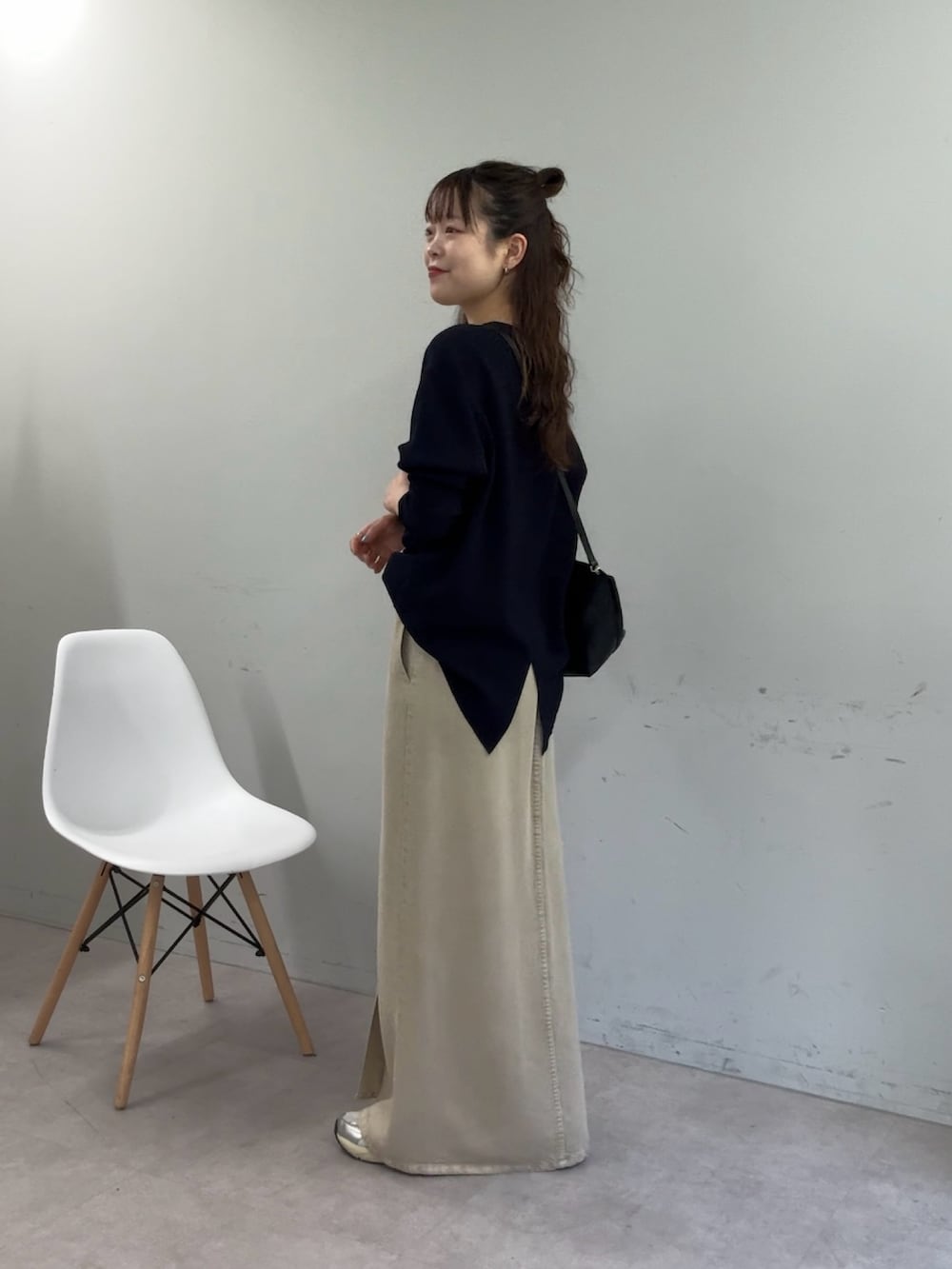 ブルー系のシャツ/ブラウス、ベージュ系のスカート、ブラック系のトートバッグを着用したレディースの夏コーディネートの5枚目の写真
