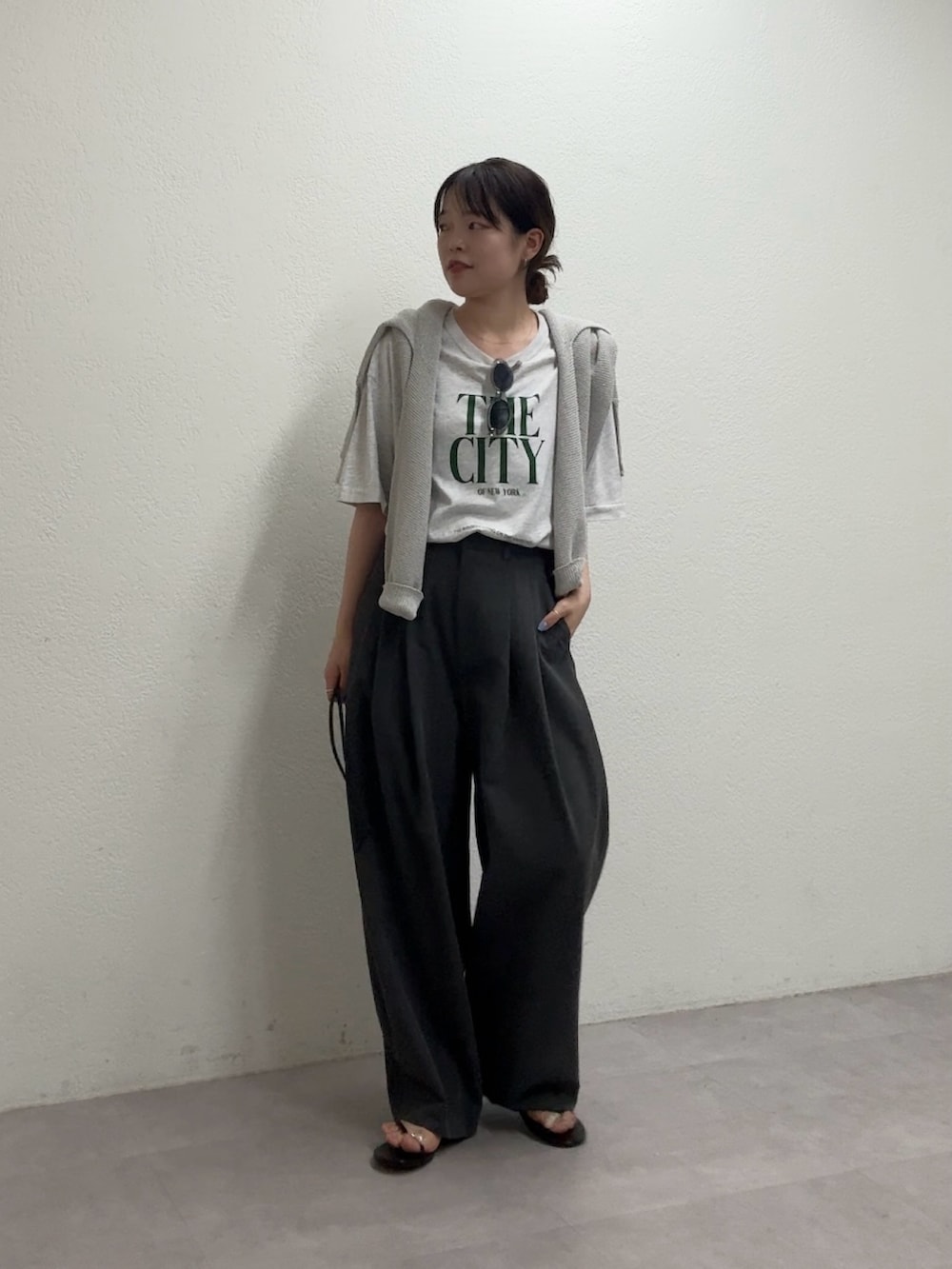 シルバー系のニット/セーター、グレー系のTシャツ/カットソー、グレー系のその他パンツを着用したレディースの夏コーディネートの6枚目の写真