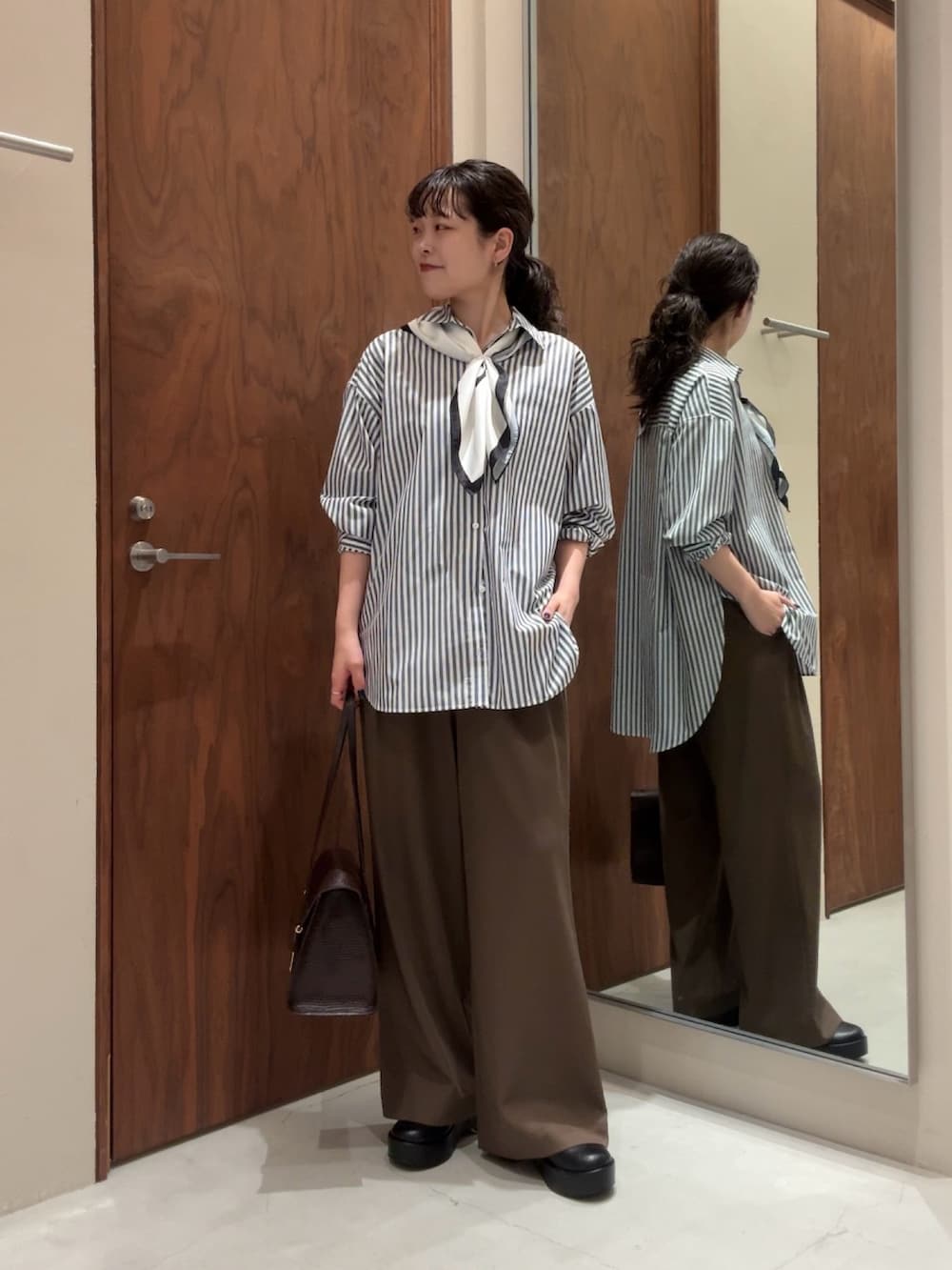 ブルー系のシャツ/ブラウス、ブラック系のその他パンツ、ブラック系のブーツを着用したレディースの冬コーディネートの2枚目の写真