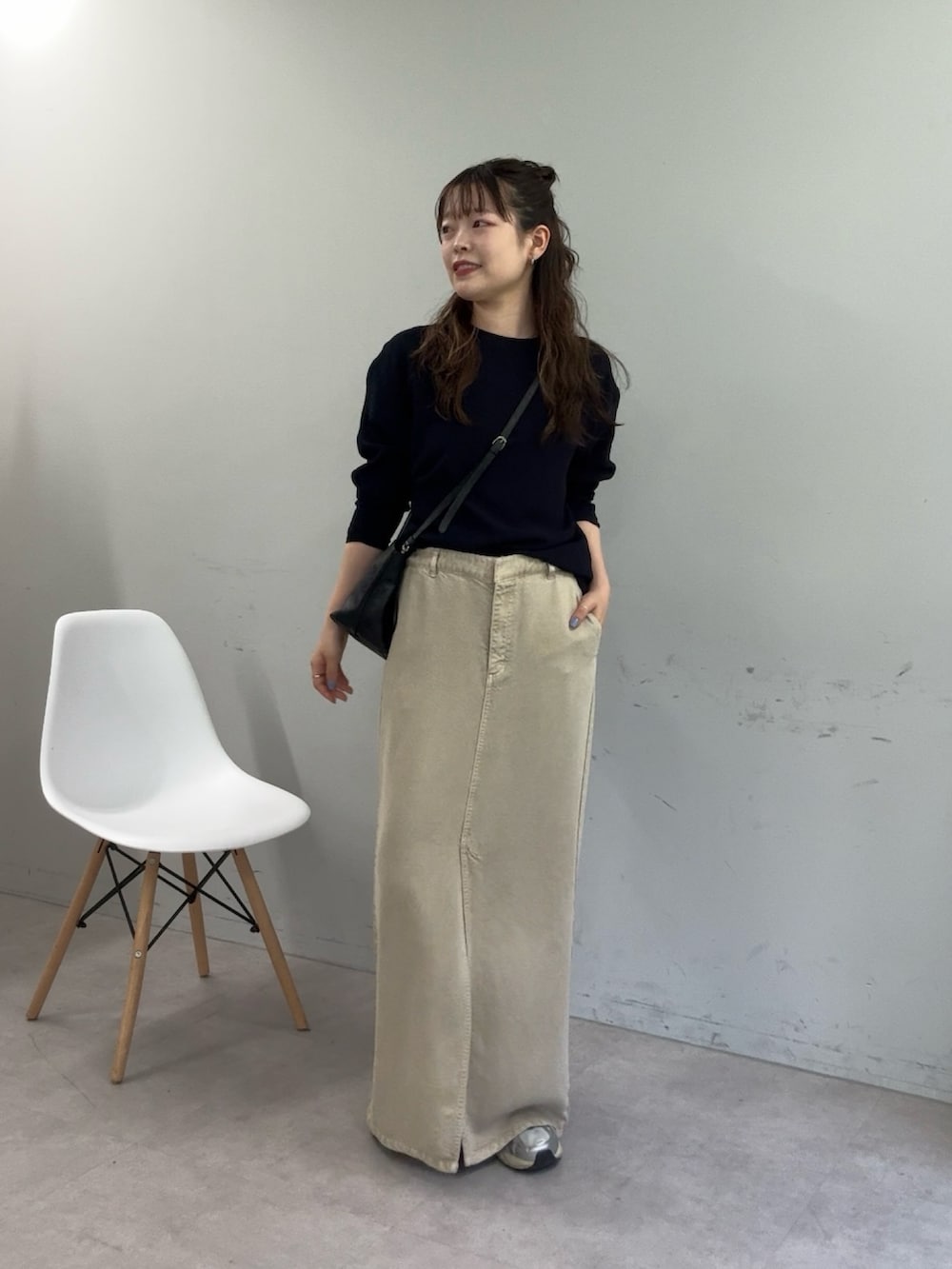 ブルー系のシャツ/ブラウス、ベージュ系のスカート、ブラック系のトートバッグを着用したレディースの夏コーディネートの4枚目の写真