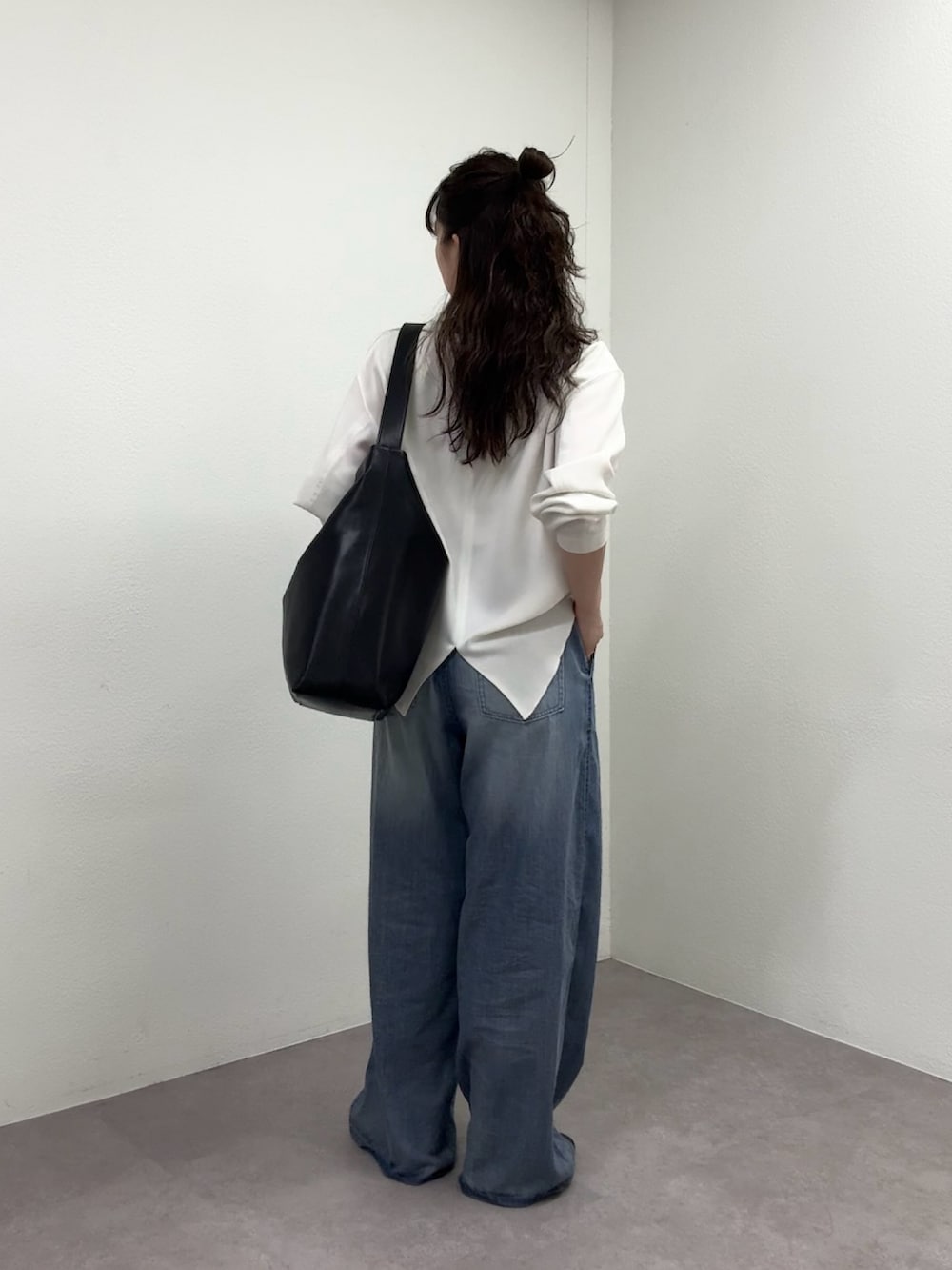 ホワイト系のシャツ/ブラウス、ブルー系のその他パンツ、ブラック系のベルトを着用したレディースの春コーディネートの3枚目の写真