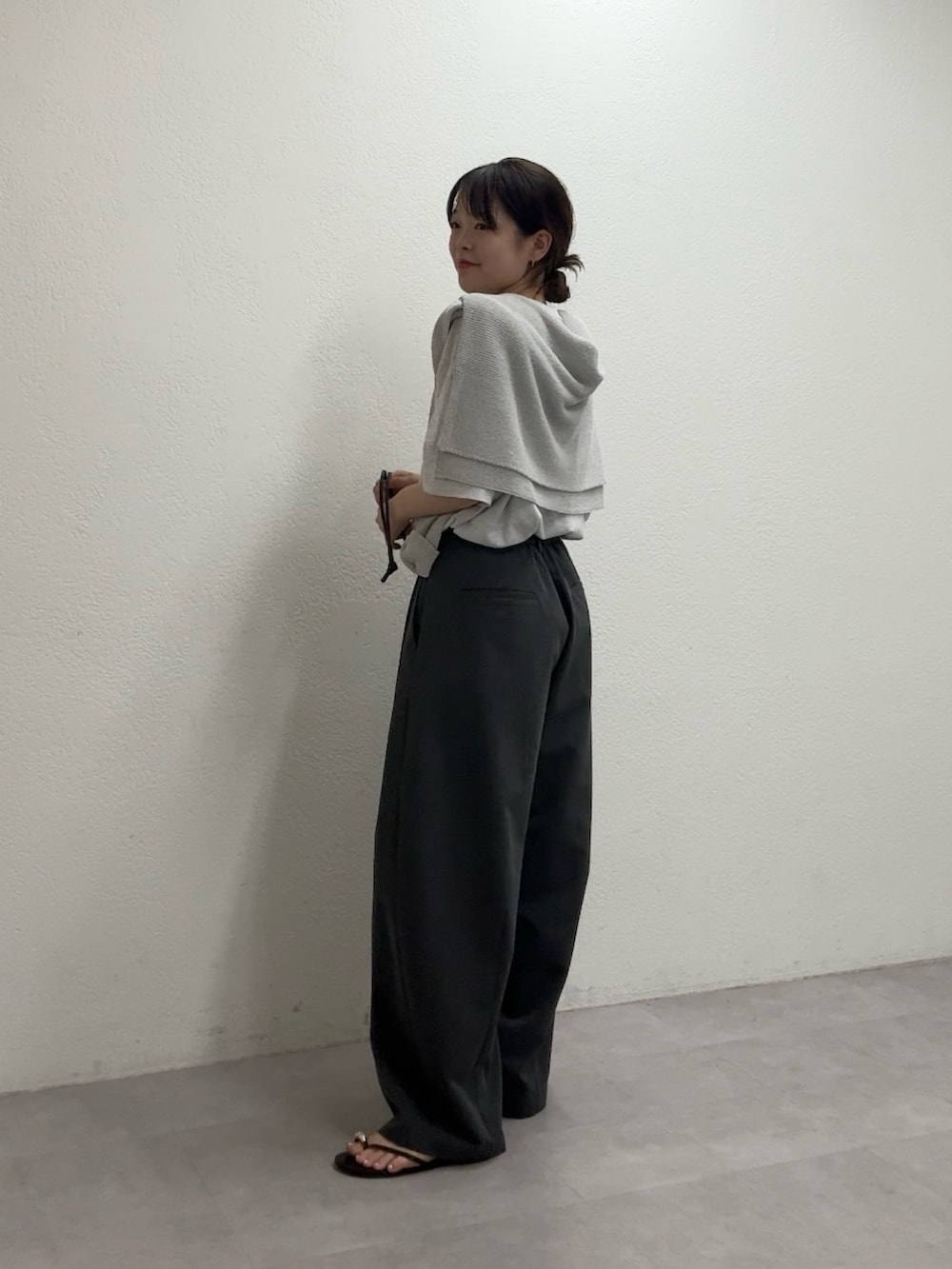 シルバー系のニット/セーター、グレー系のTシャツ/カットソー、グレー系のその他パンツを着用したレディースの夏コーディネートの2枚目の写真