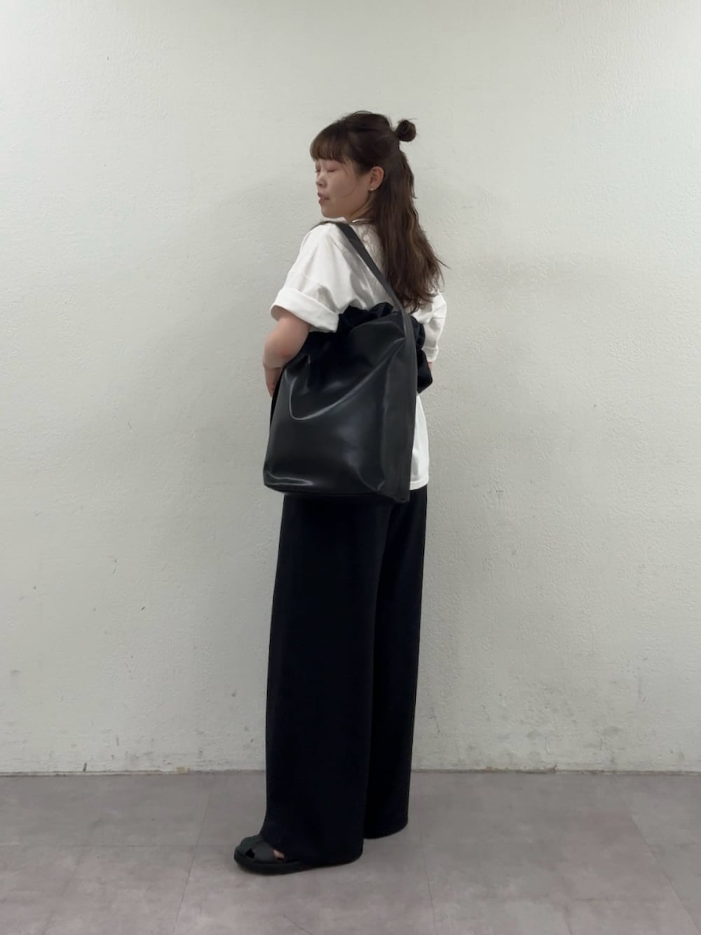 ブラック系のその他パンツ、ブラック系のサンダル、ブラック系のシャツ/ブラウスを着用したレディースの春コーディネートの3枚目の写真