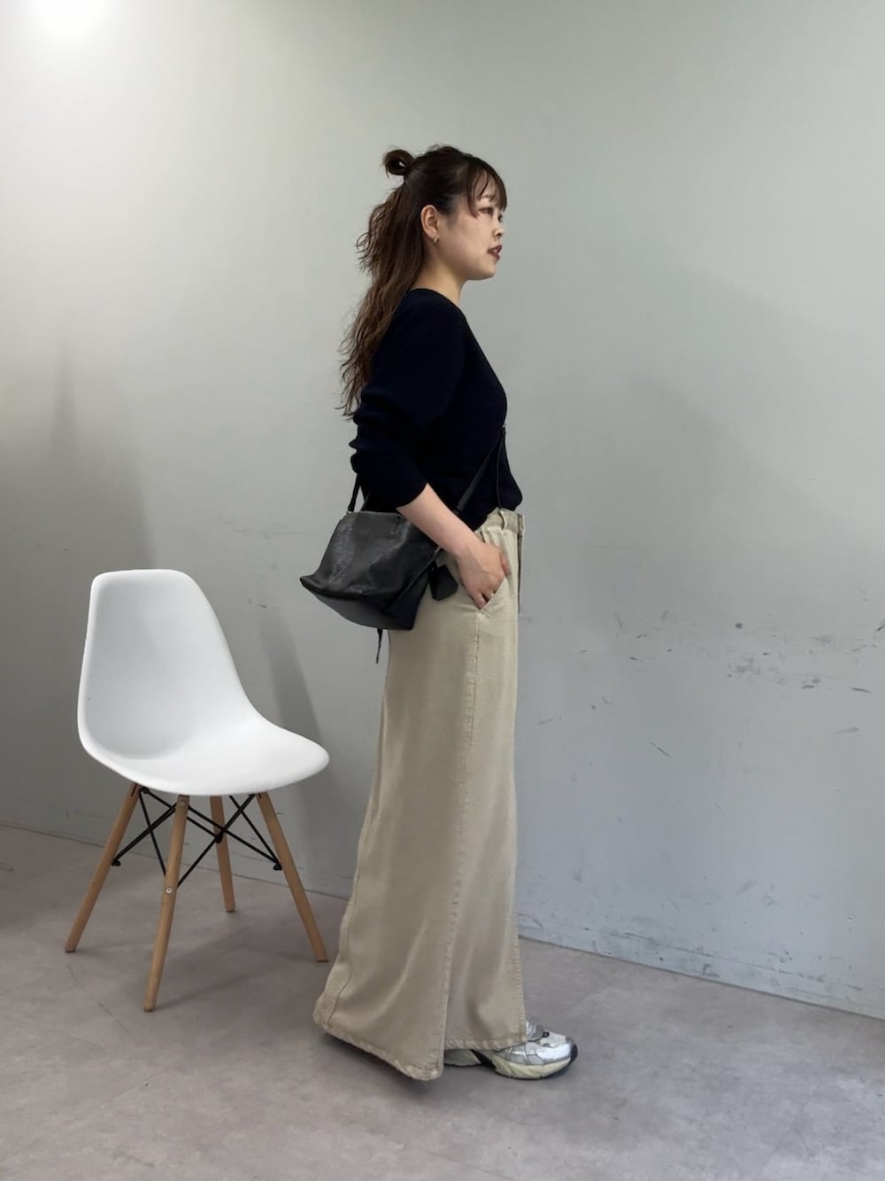 ブルー系のシャツ/ブラウス、ベージュ系のスカート、ブラック系のトートバッグを着用したレディースの夏コーディネートの7枚目の写真