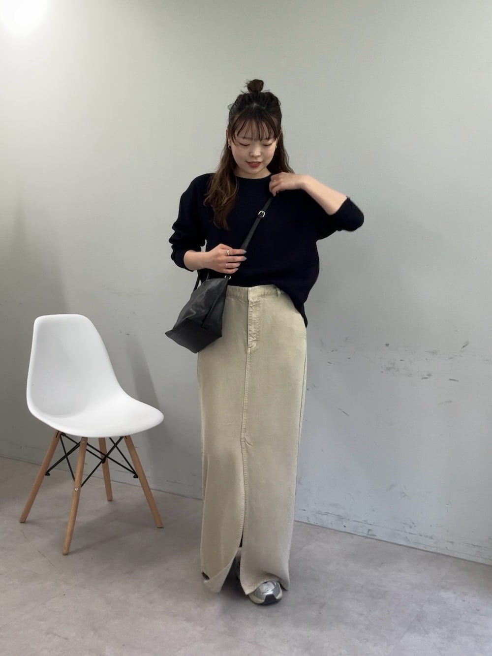 ブルー系のシャツ/ブラウス、ベージュ系のスカート、ブラック系のトートバッグを着用したレディースの夏コーディネートの3枚目の写真