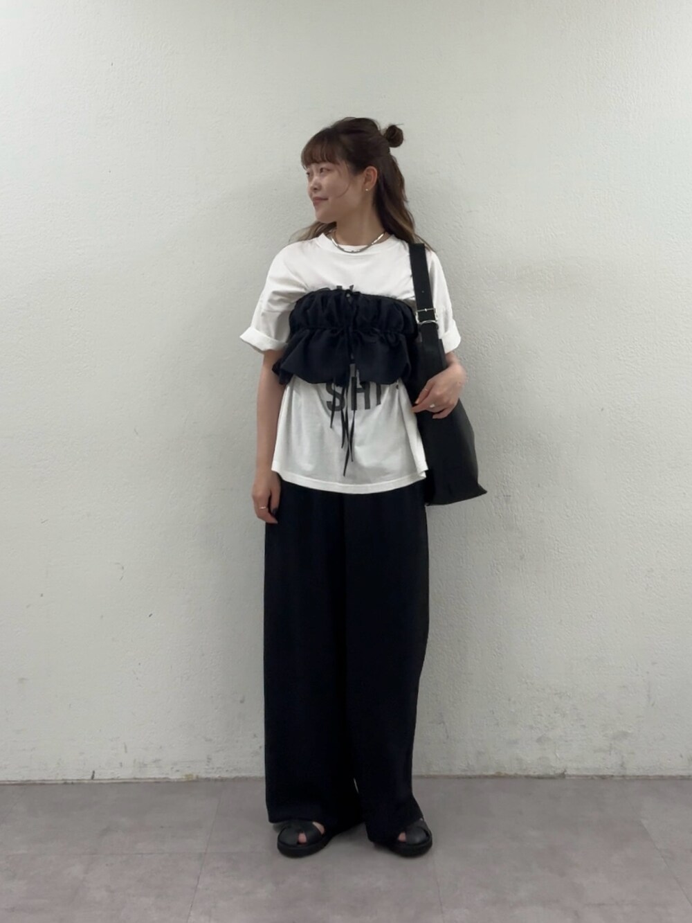 ブラック系のその他パンツ、ブラック系のサンダル、ブラック系のシャツ/ブラウスを着用したレディースの春コーディネートの5枚目の写真