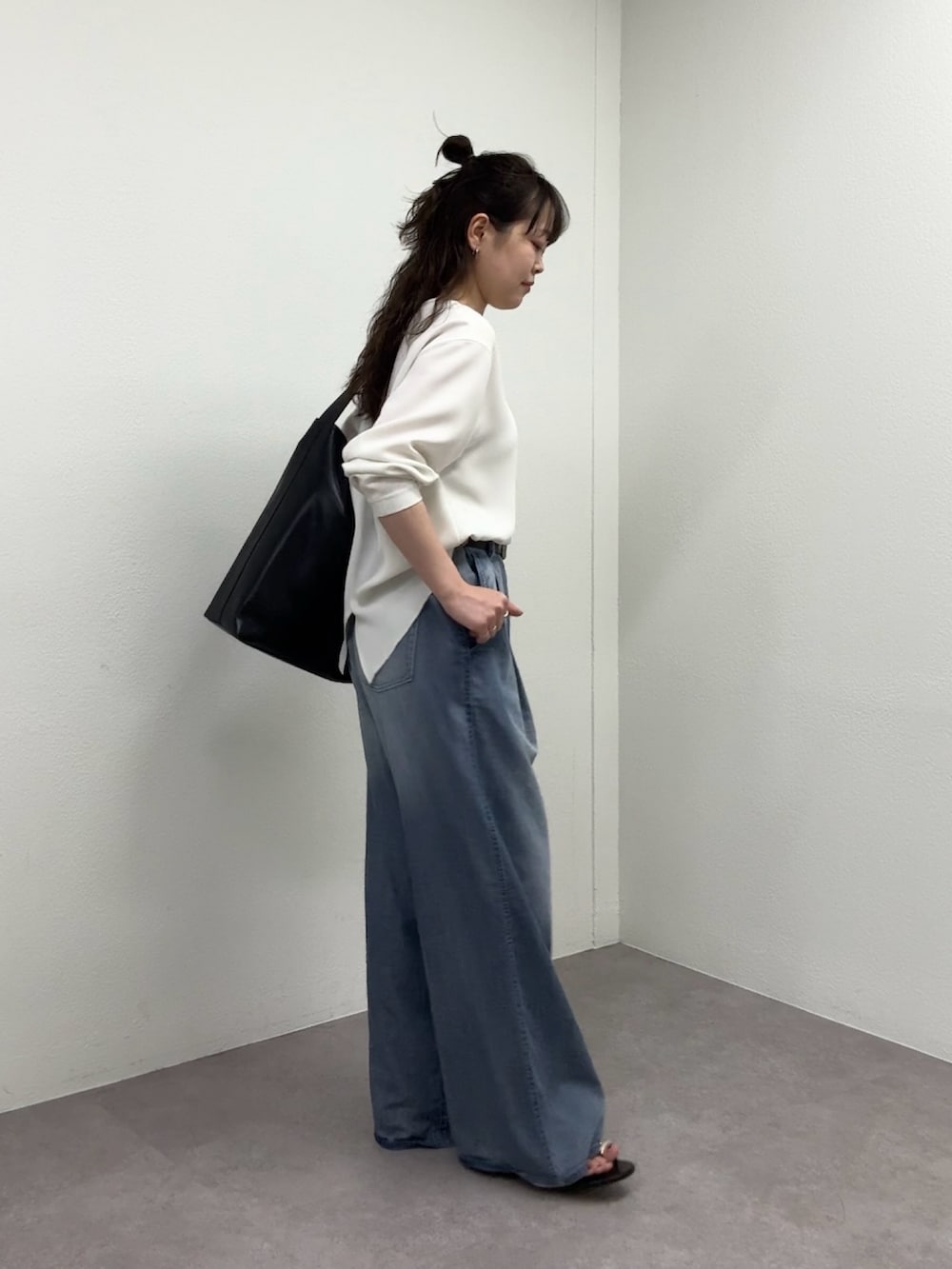 ホワイト系のシャツ/ブラウス、ブルー系のその他パンツ、ブラック系のベルトを着用したレディースの春コーディネートの10枚目の写真